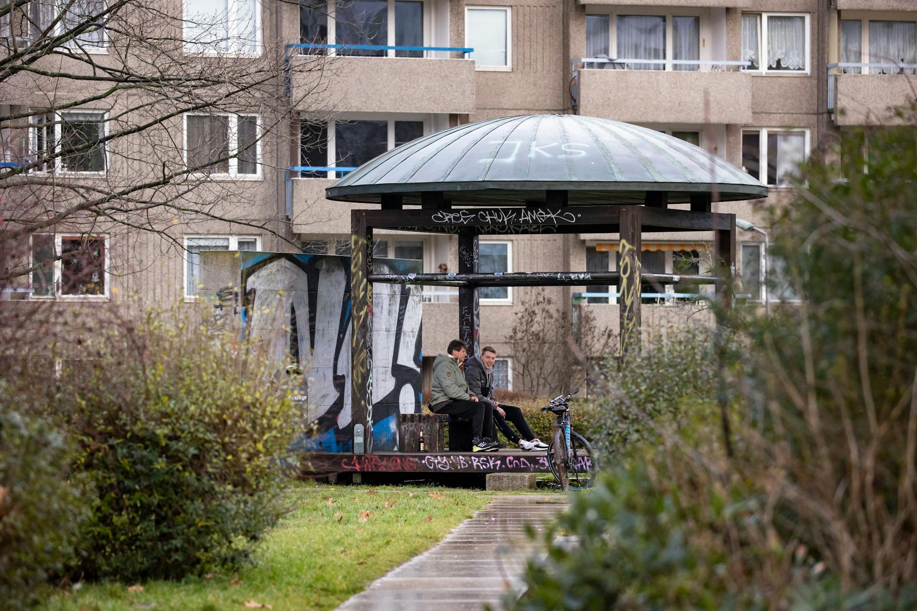 Jugendliche in einem Park in der Gropiusstadt.
