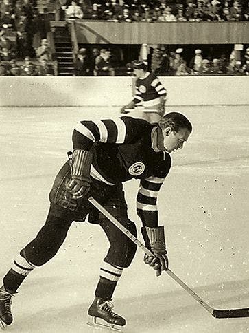 Als Rudi Ball die Kelle schwang, sah die Spielkleidung noch etwas anders aus als heute.