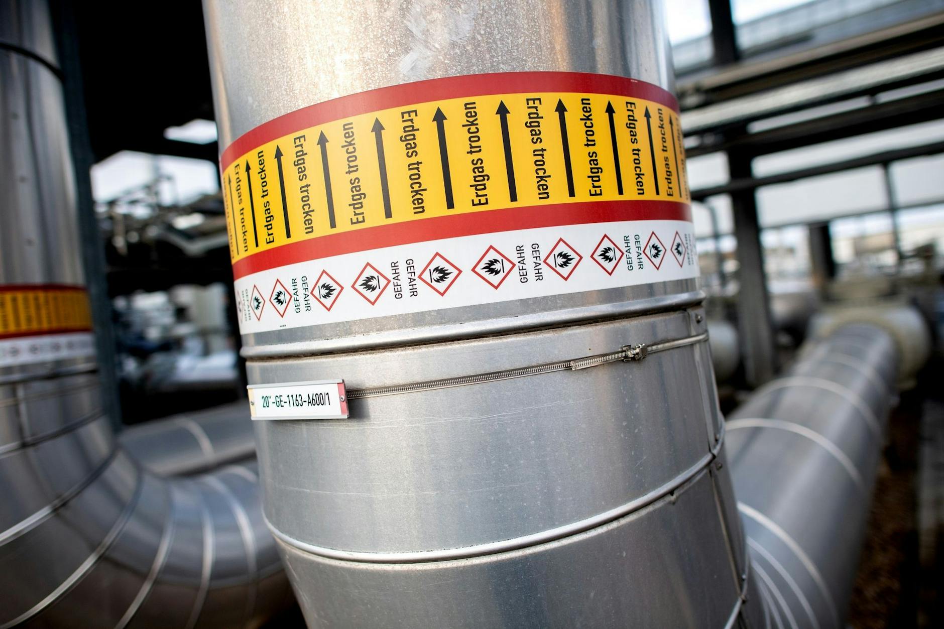 ARCHIV - Technische Anlage auf dem Gelände des Erdgasspeichers Rehden. Der Bundesnetzagentur zufolge ist die Situation bei der Gasversorgung «weniger angespannt als zu Beginn des Winters».