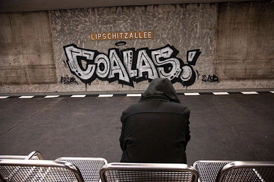 Ein junger Mann wartet auf die Bahn am Bahnhof Lipschitzallee in der Gropiusstadt in Neukölln.