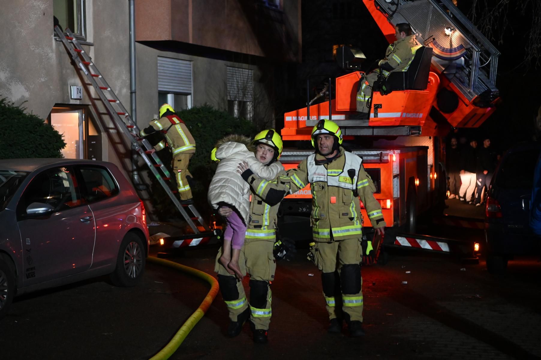 Brände In Berlin: Feuerwehr Rettet Hausbewohner Aus Giftigem Rauch