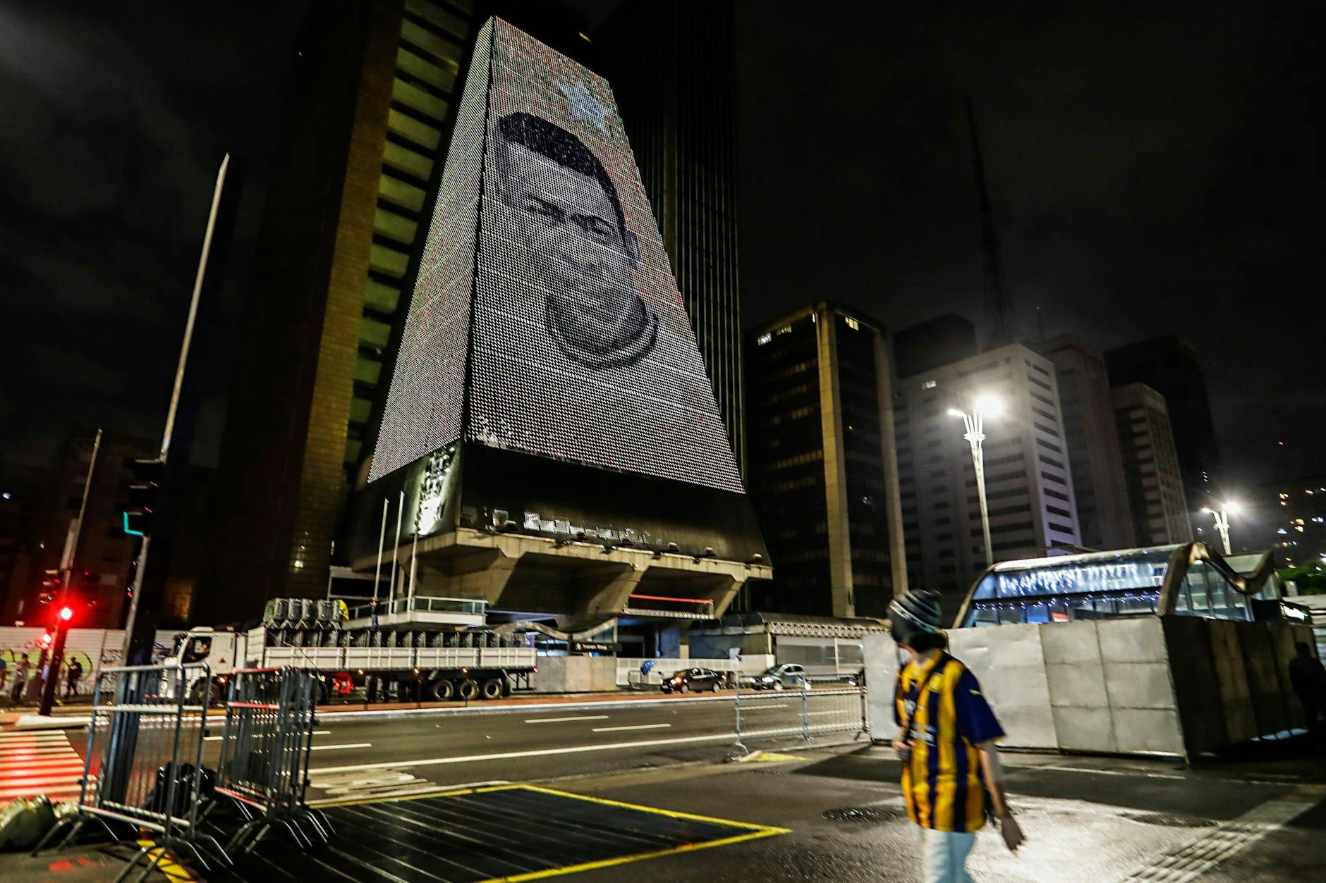 Ein Bild von Pelé ziert ein Gebäude in São Paulo.