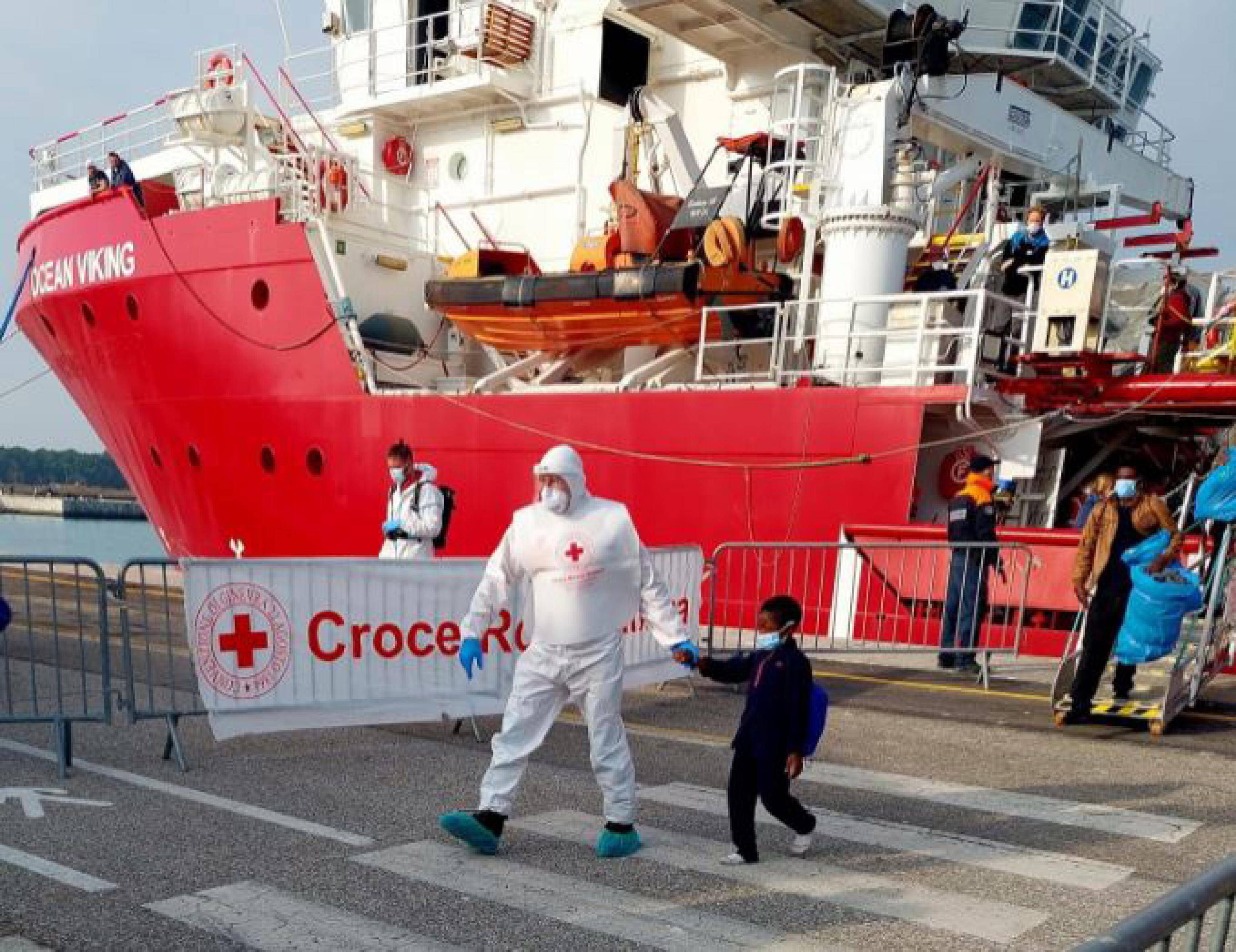 Image - Rettungsschiff „Ocean Viking“ nimmt Dutzende in Seenot geratene Migranten an Bord
