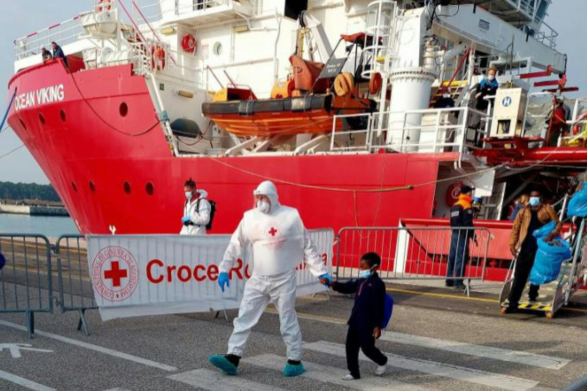 Das Rettungsschiff „Ocean Viking“ der Hilfsorganisation SOS Méditerranée im Hafen von Ravenna (Archivfoto vom 31. Dezember 2022) 