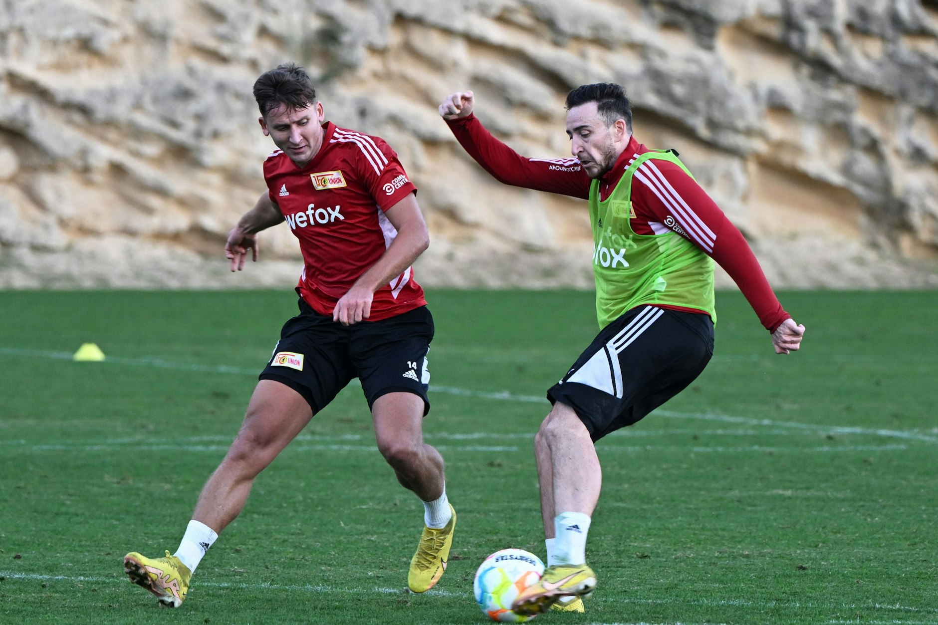 Paul Seguin (l.) im Zweikampf mit Mittelfeldkonkurrent Kevin Möhwald.