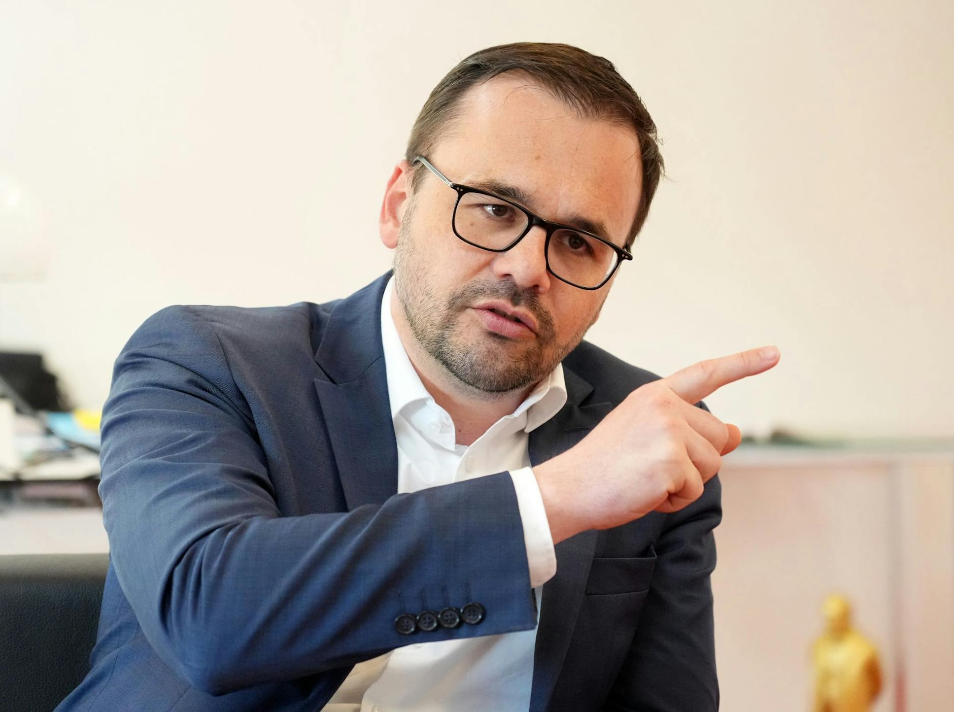 ARCHIV - Vorsitzender der CDU-Fraktion im Brandenburger Landtag Jan Redmann spricht während eines dpa-Interviews.
