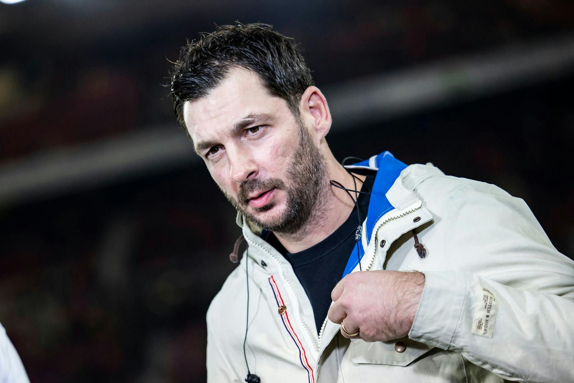 ARCHIV - Hertha BSCs Trainer Sandro Schwarz hat Verständnis für Kapitän Plattenhardt.