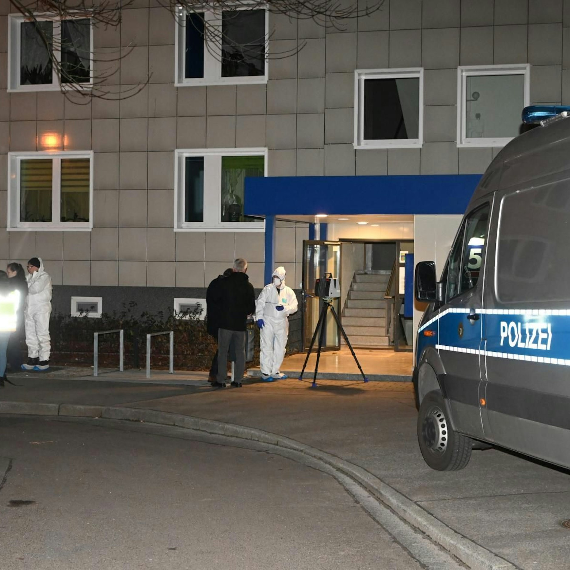 Kriminaltechniker sichern in der Tatnacht Spuren im Haus. 