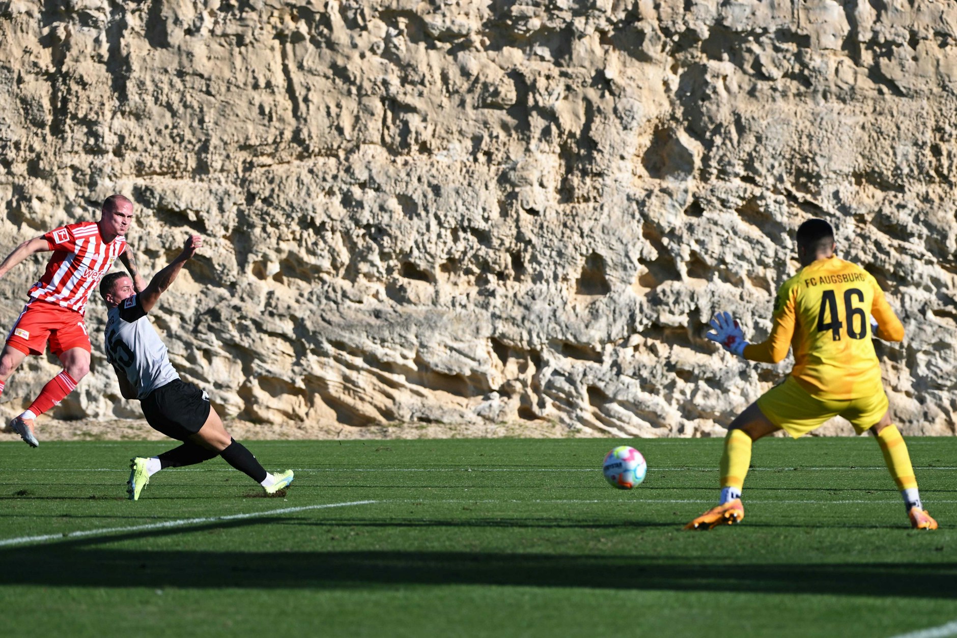 Sven Michel (l.) traf im zweiten Test gegen den FC Augsburg doppelt für Union Berlin.
