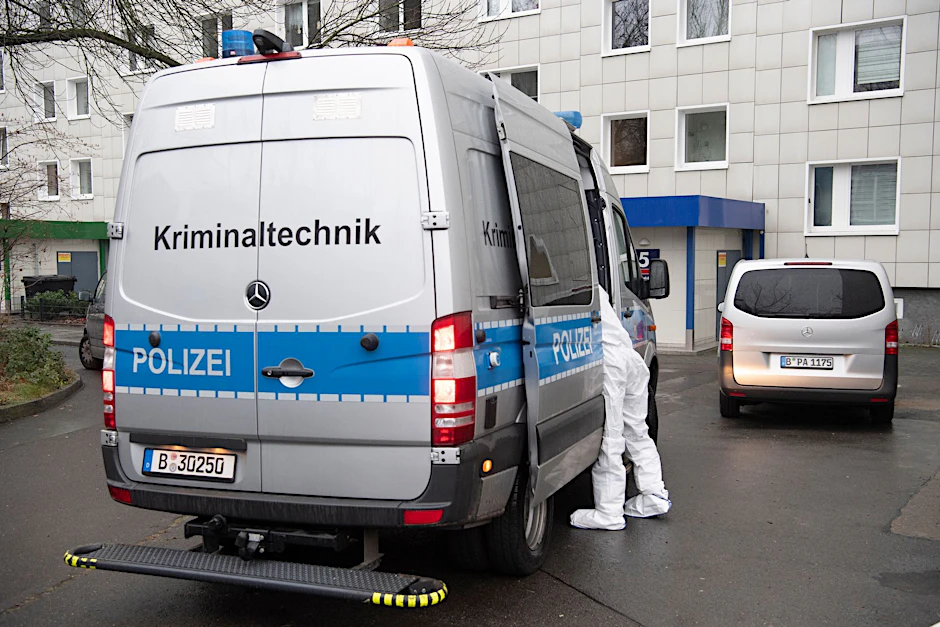Einsatzkräfte und Fahrzeuge stehen vor einem Haus in Berlin-Lichtenberg.  