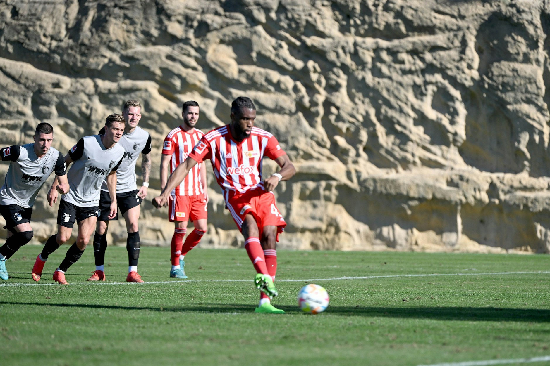 Jordan Siebatcheu (r.) schoss per Elfmeter das einzige Tor des ersten Testspiels.