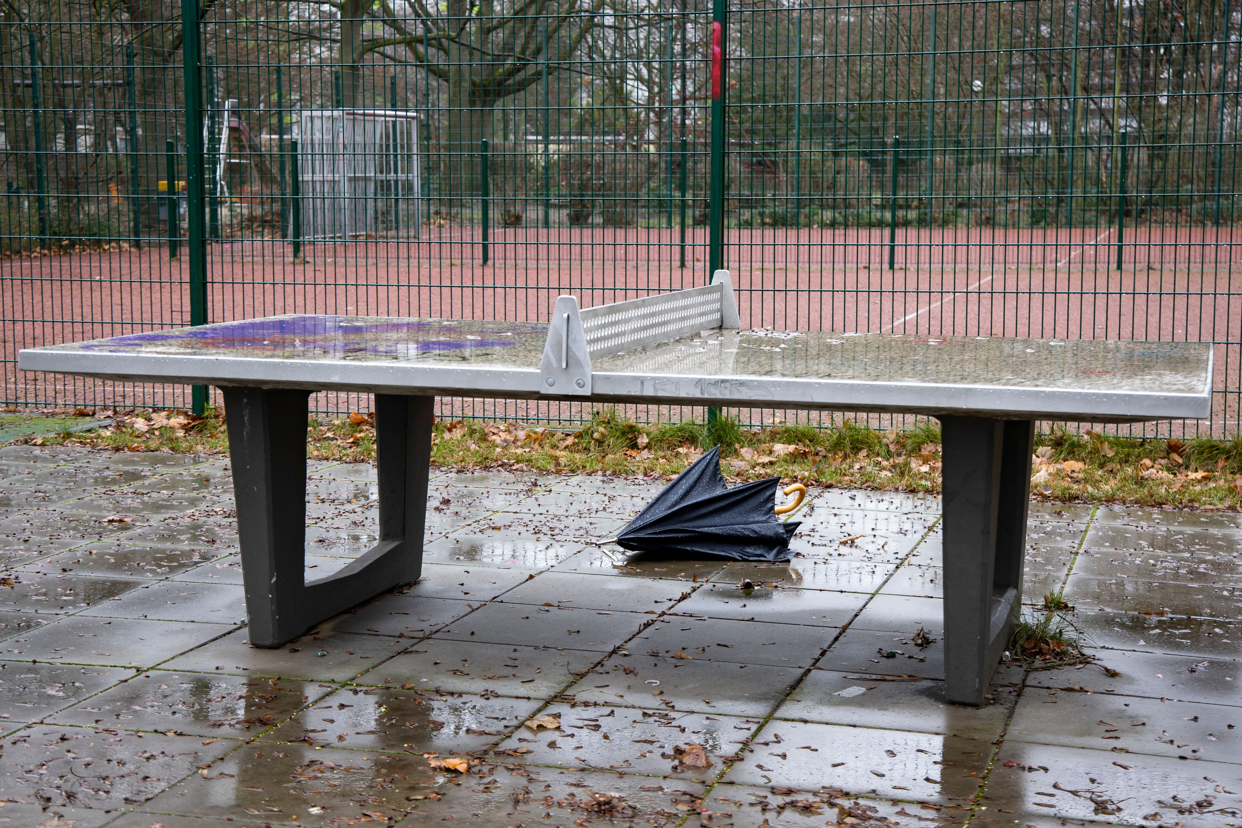 Kaputter Regenschirm in der Gropiusstadt in Neukölln in Berlin am 6. Januar 2023.