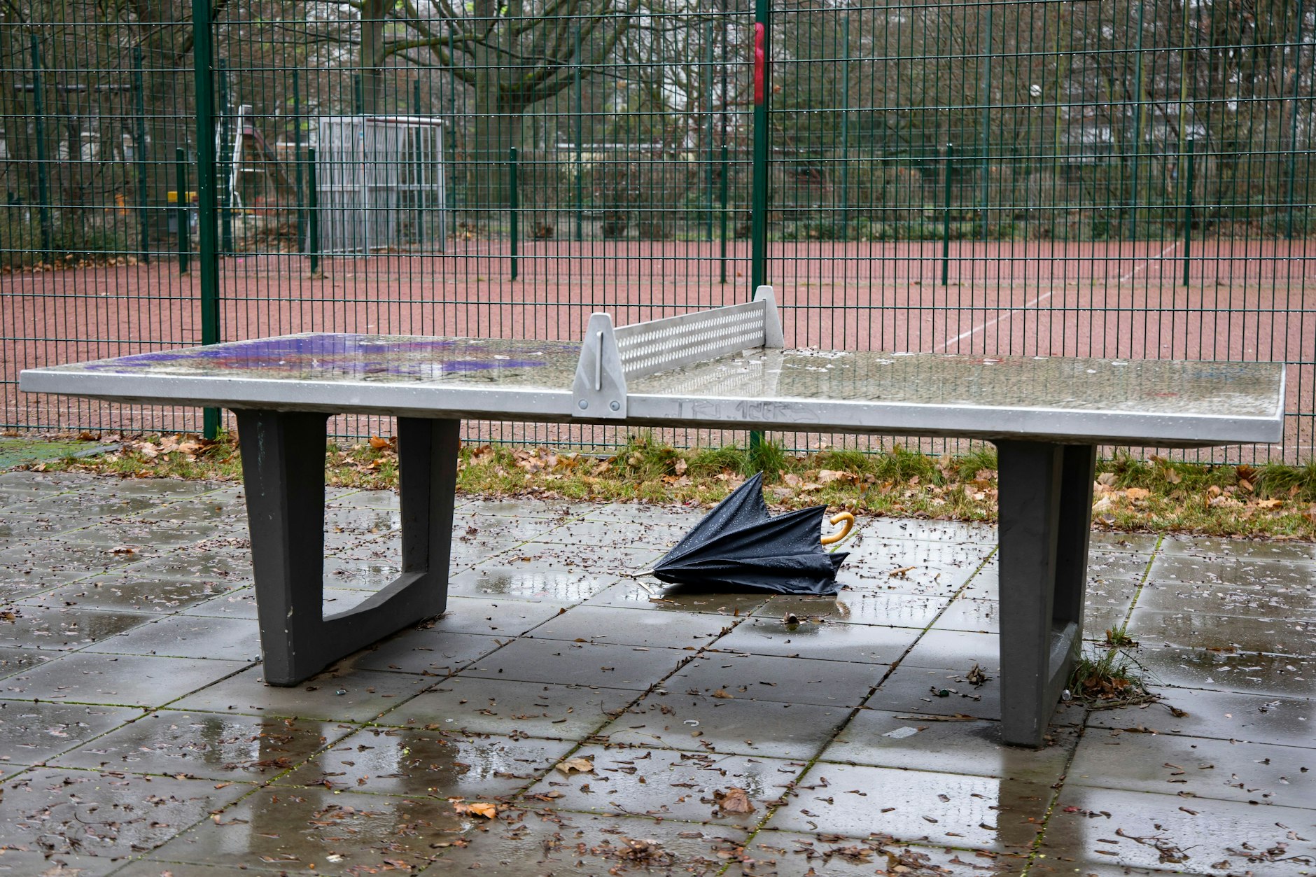 Kaputter Regenschirm in der Gropiusstadt in Neukölln in Berlin am 6. Januar 2023.