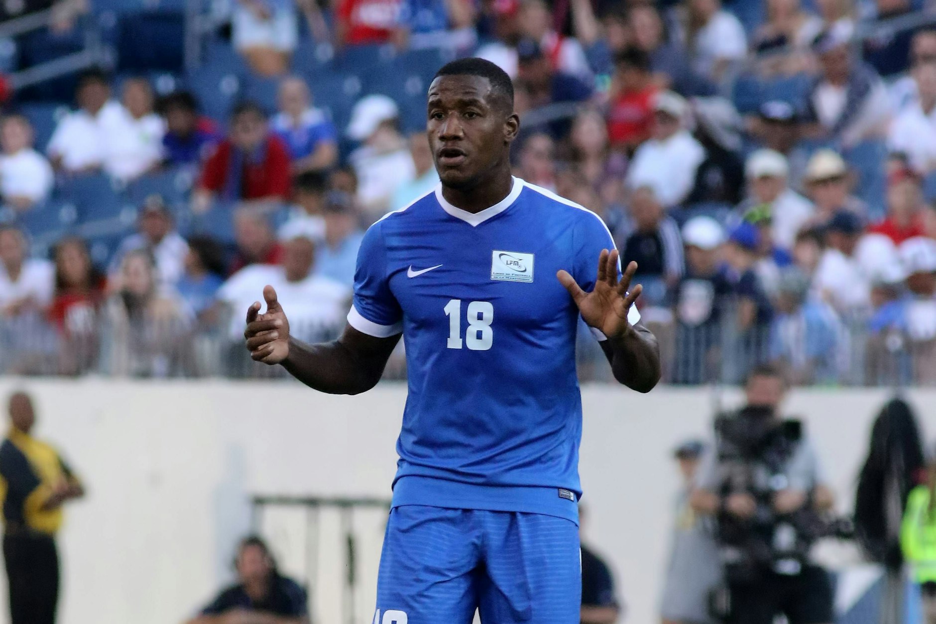 Jean-Manuel Nedra hebt unschuldig die Hände. Doch er ist in Dogengeschäften verwickelt.