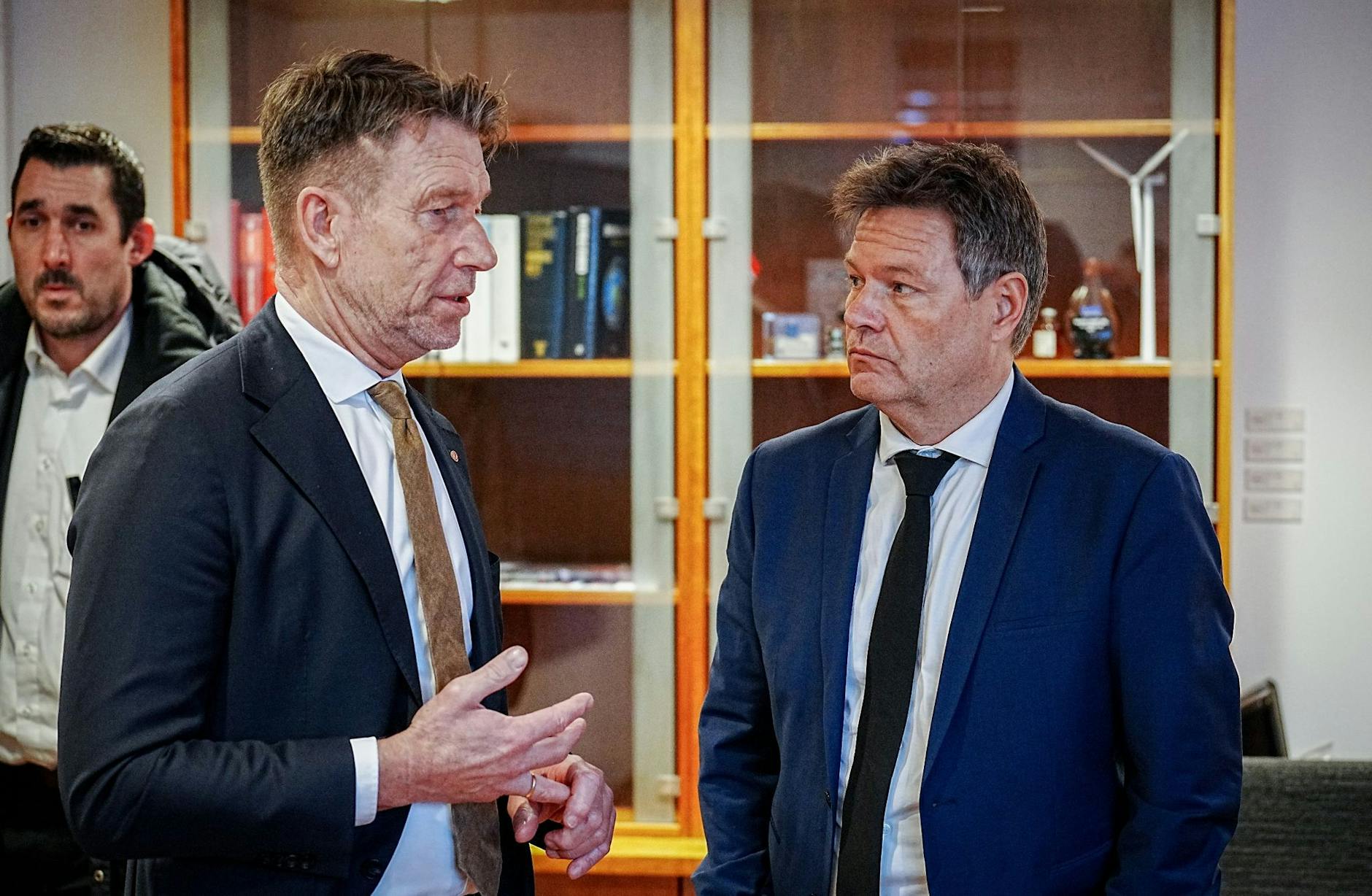 Bundeswirtschaftsminister Robert Habeck (r) im Gespräch mit Norwegens Energieminister Terje Aasland in Oslo.