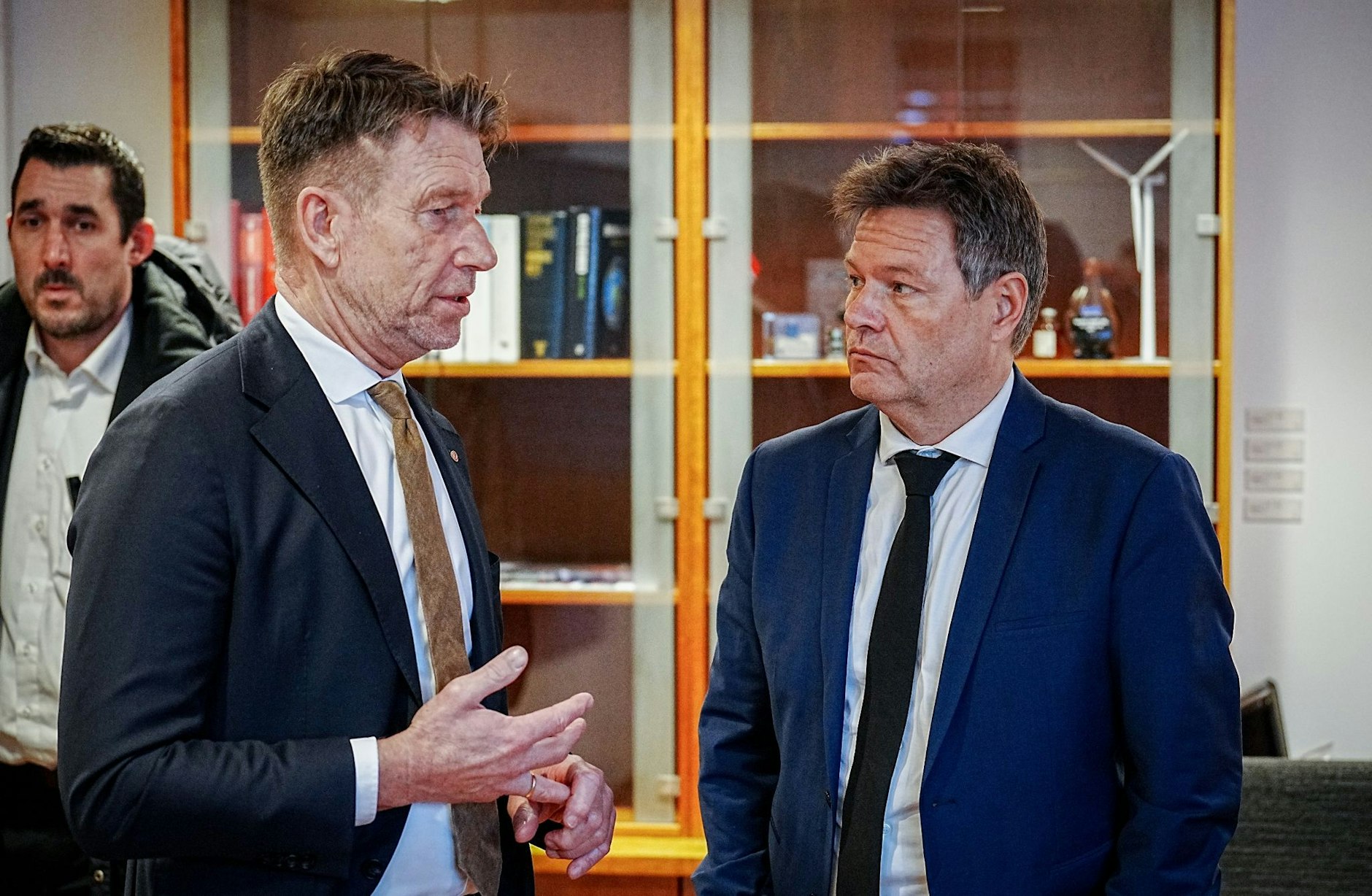 Bundeswirtschaftsminister Robert Habeck (r) im Gespräch mit Norwegens Energieminister Terje Aasland in Oslo.  