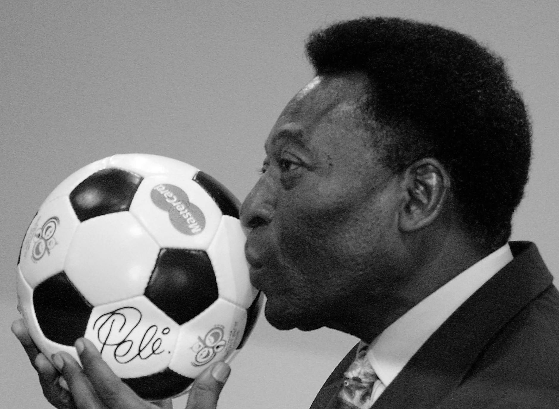 ARCHIV - Die brasilianische Fußball-Legende Pelé ist im Alter von 82 Jahren gestorben.