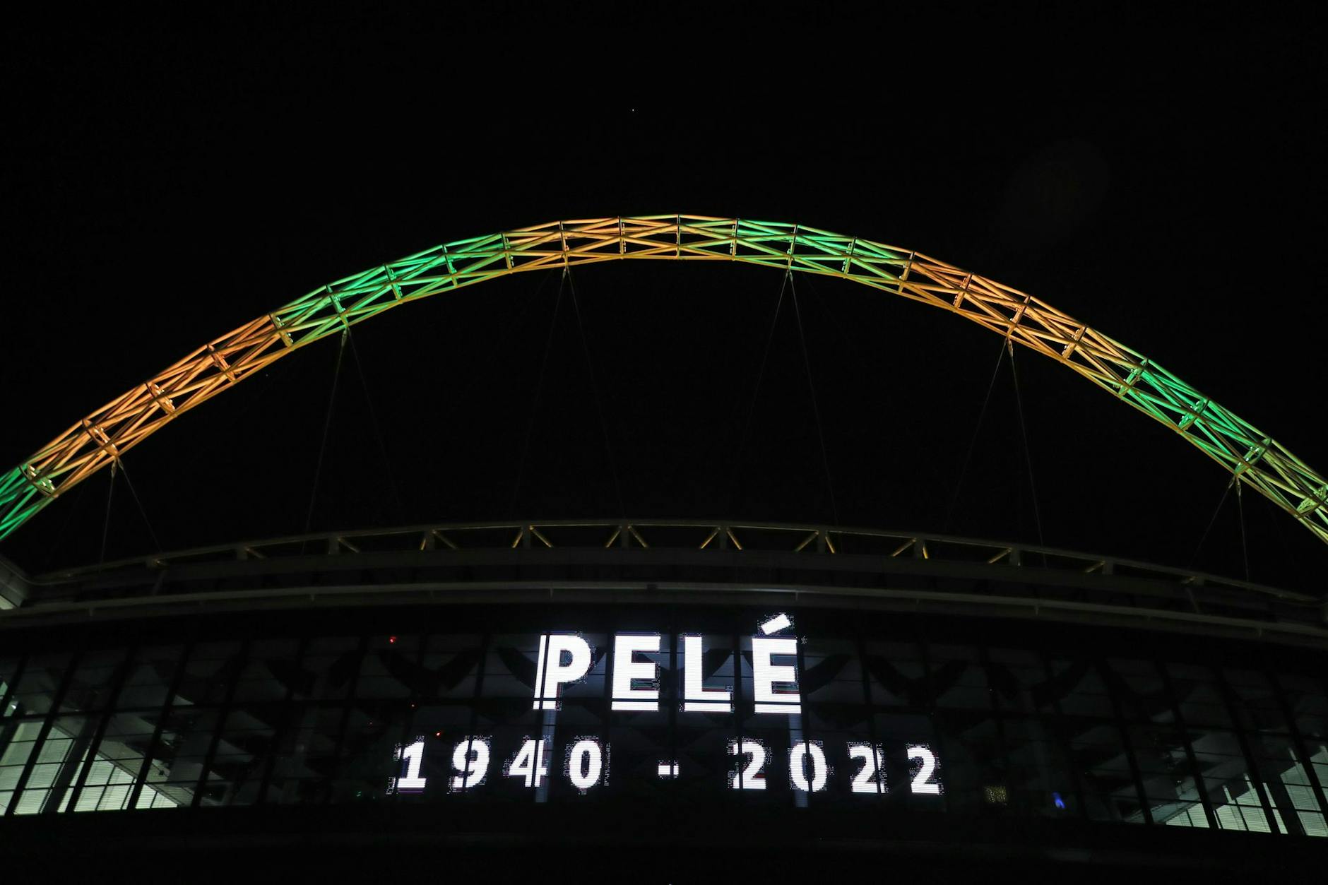 Der Bogen des Wembley-Stadions in London leuchtet in Gedenken an Pelé.