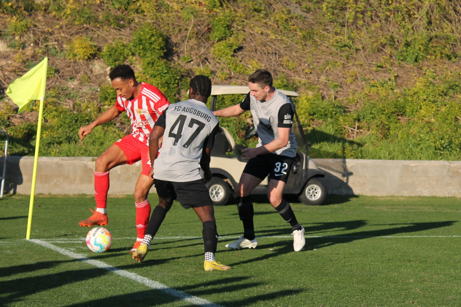 Jamie Leweling behauptet den Ball gegen Josué Mbila (M.) und Raphael Framberger.