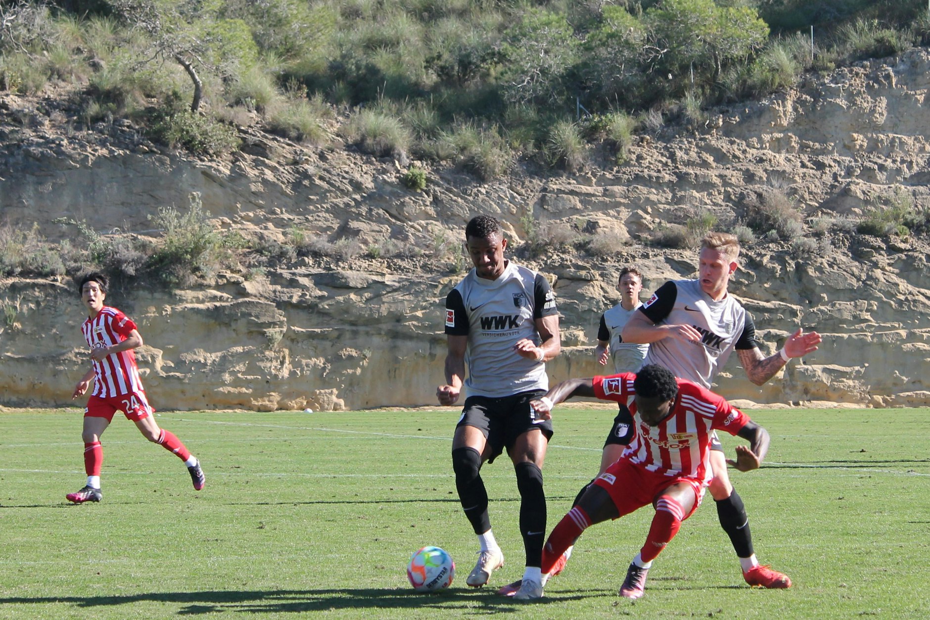 Ex-Hertha-Profi Arne Maier (v.-r.) foult in dieser Szene Sheraldo Becker (v.-M.), Felix Uduokhai (v.-l.) wäre sonst auch zur Stelle gewesen.