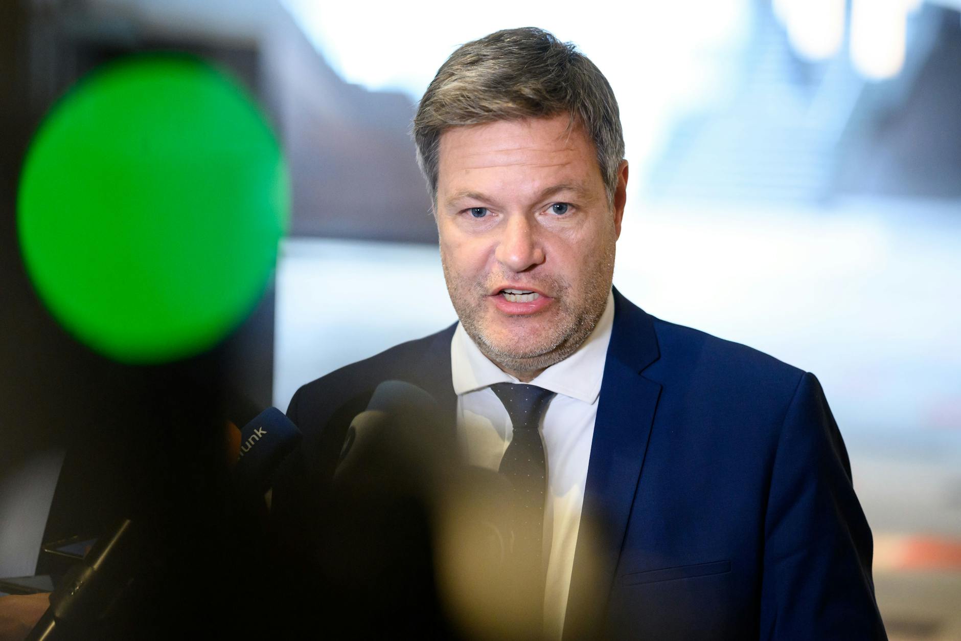 Wirtschaftsminister Robert Habeck gibt eine Stellungnahme ab (Archivbild). 