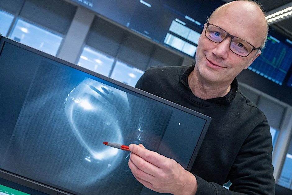 Thomas Klinger, Direktor am Max-Planck-Institut für Plasmaphysik, zeigt ein Bild eines Wasserstoffplasma.  