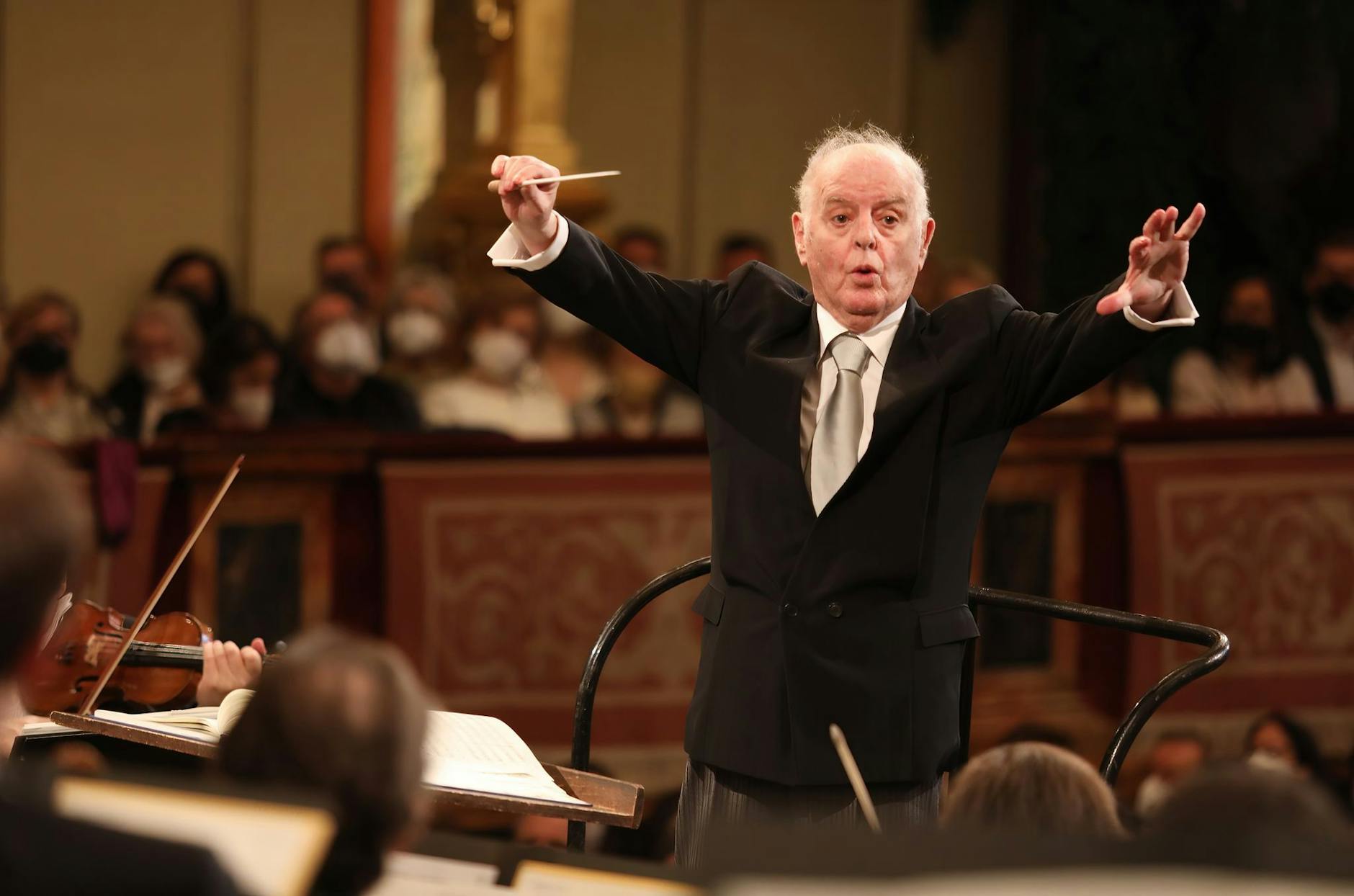 ARCHIV - Dirigent Daniel Barenboim bei einer Voraufführung des Neujahrskonzerts 2022 in Wien.