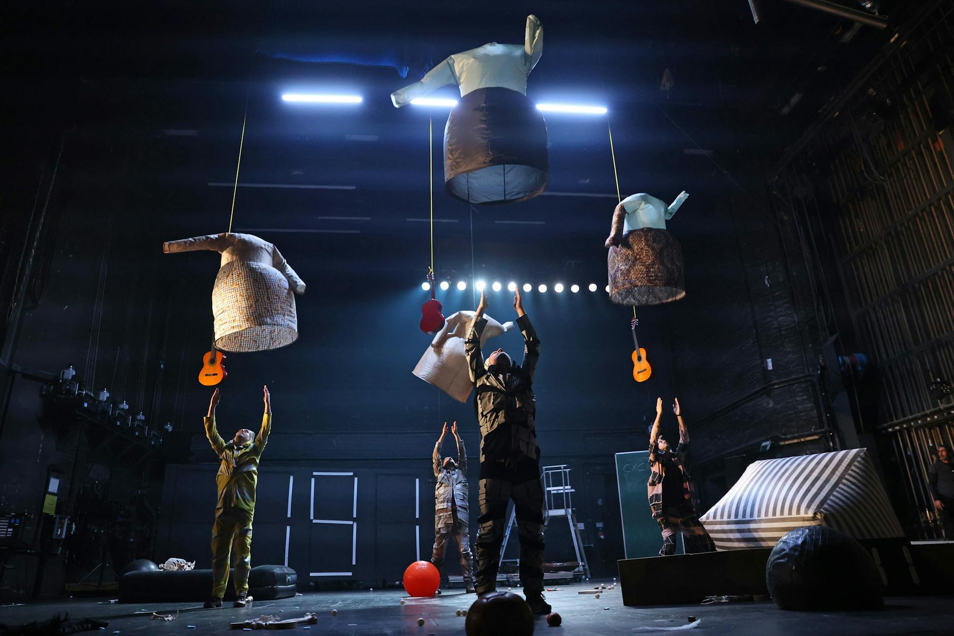Performer von Showcase Beat Le Mot bei ihren Fallstudien: „1000 Things Falling“ 