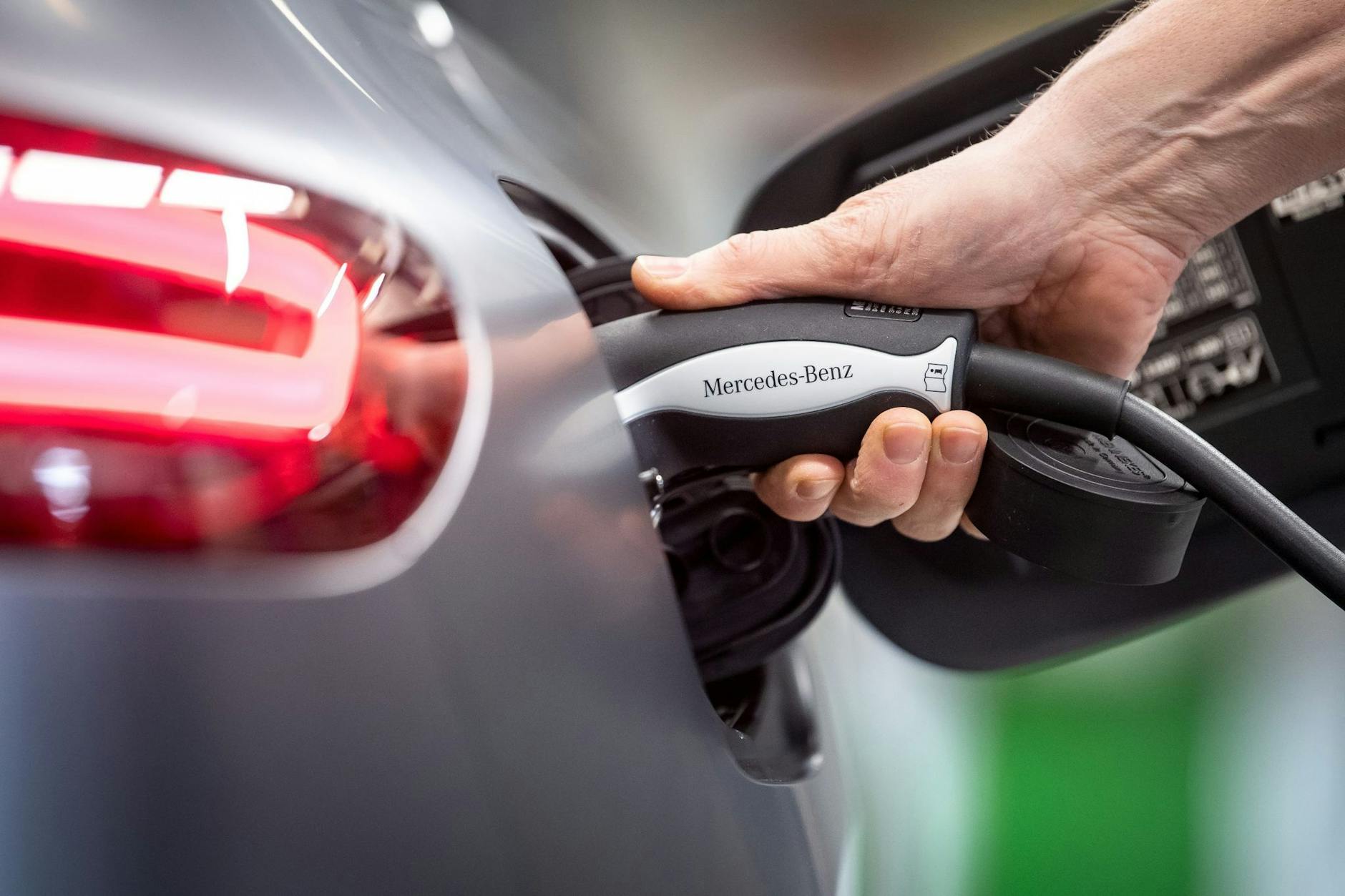ARCHIV - Die Autoindustrie will das E-Ladenetz stark ausbauen.
