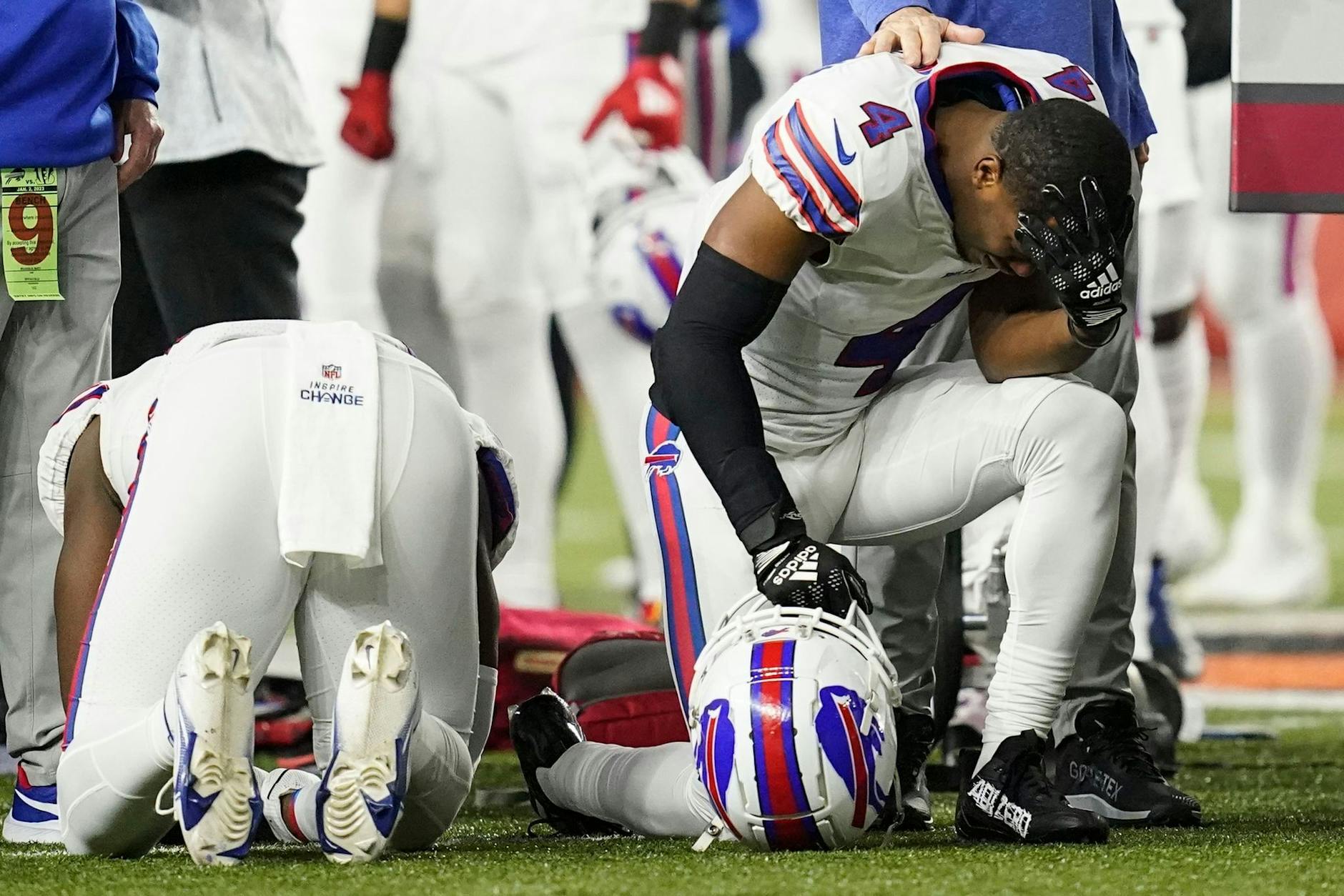 Spieler der Buffalo Bills beten für Damar Hamlin.