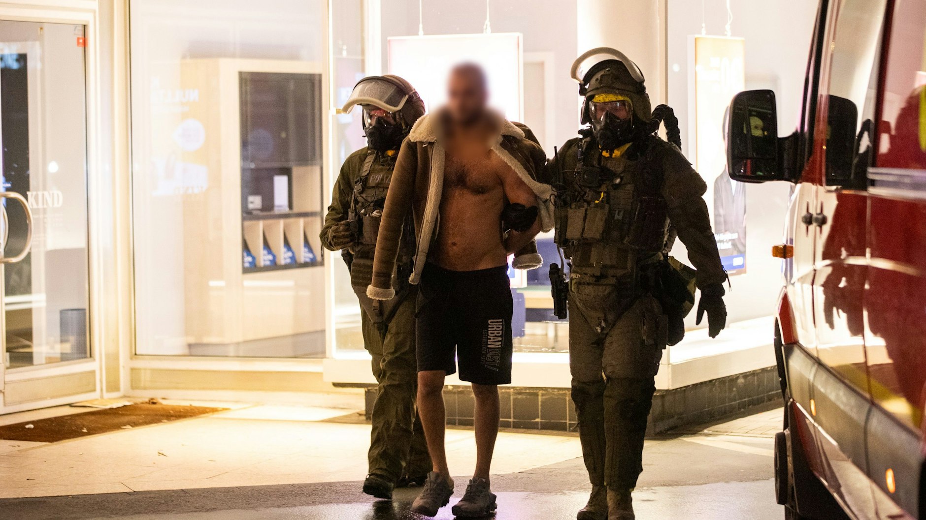 Ein weiterer Mann wurde festgenommen. Er wurde oberkörperfrei abgeführt.