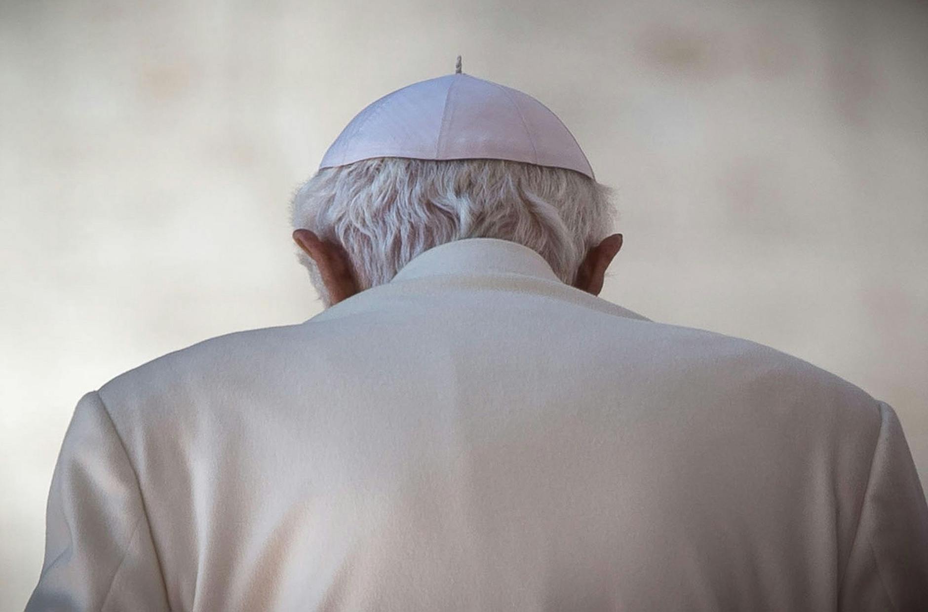 ARCHIV - Papst Benedikt XVI. geht nach seiner letzen Generalaudienz auf den Petersplatz vom Podium (Februar 2013).