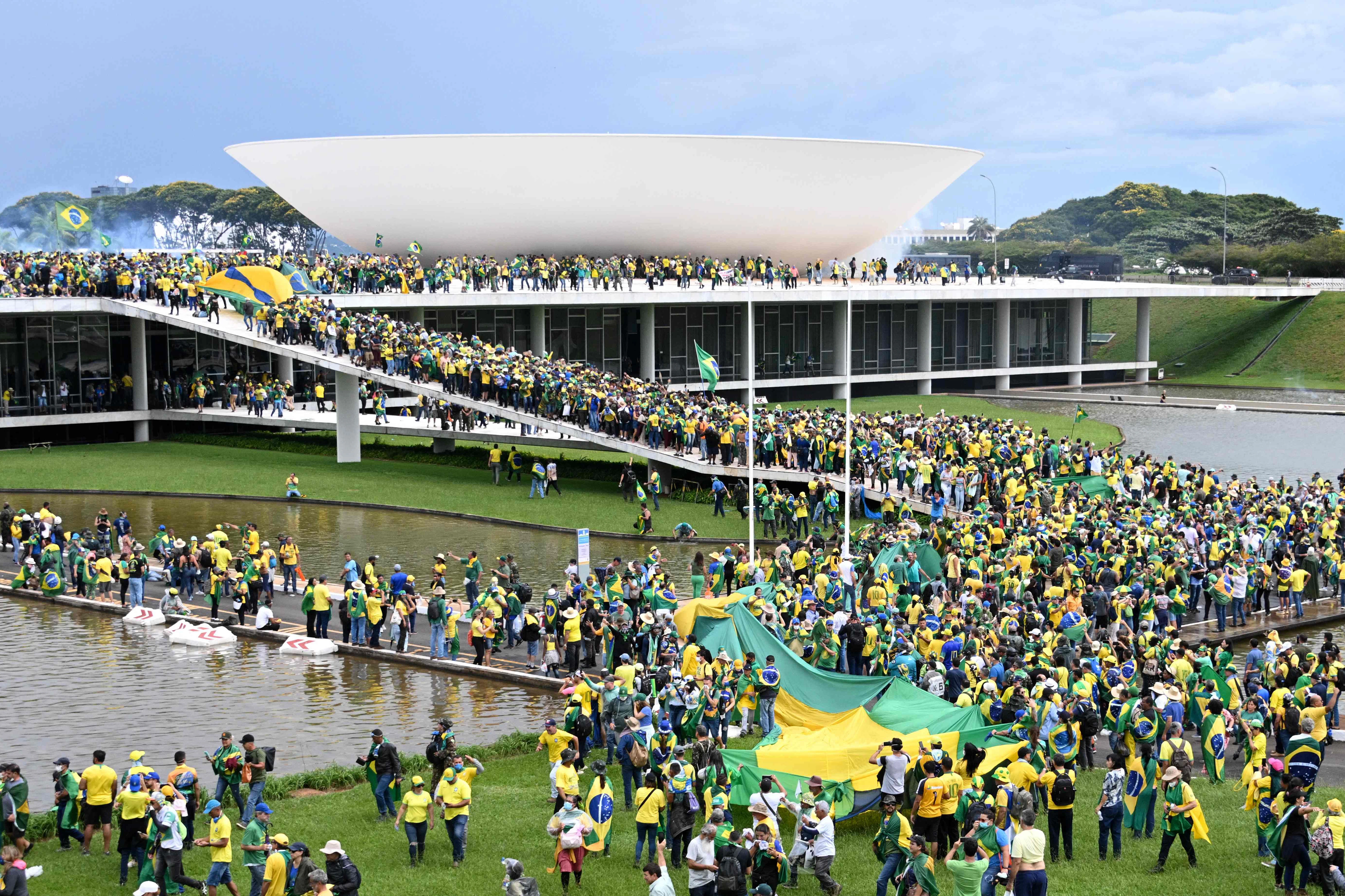 Hunderte Anhänger von Bolsonaro stürmen den Nationalkongress.&nbsp;