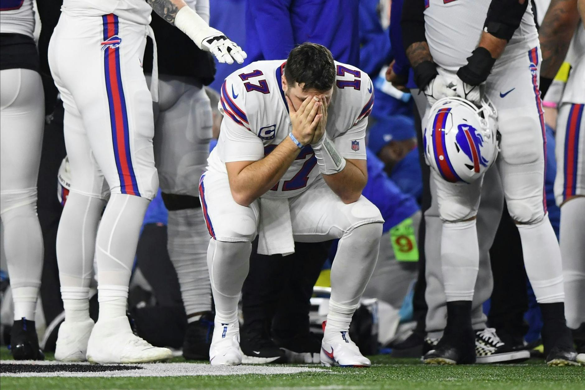 Bills-Quarterback Josh Allen hält inne, während Damar Hamlin vom medizinischen Personal untersucht wird.