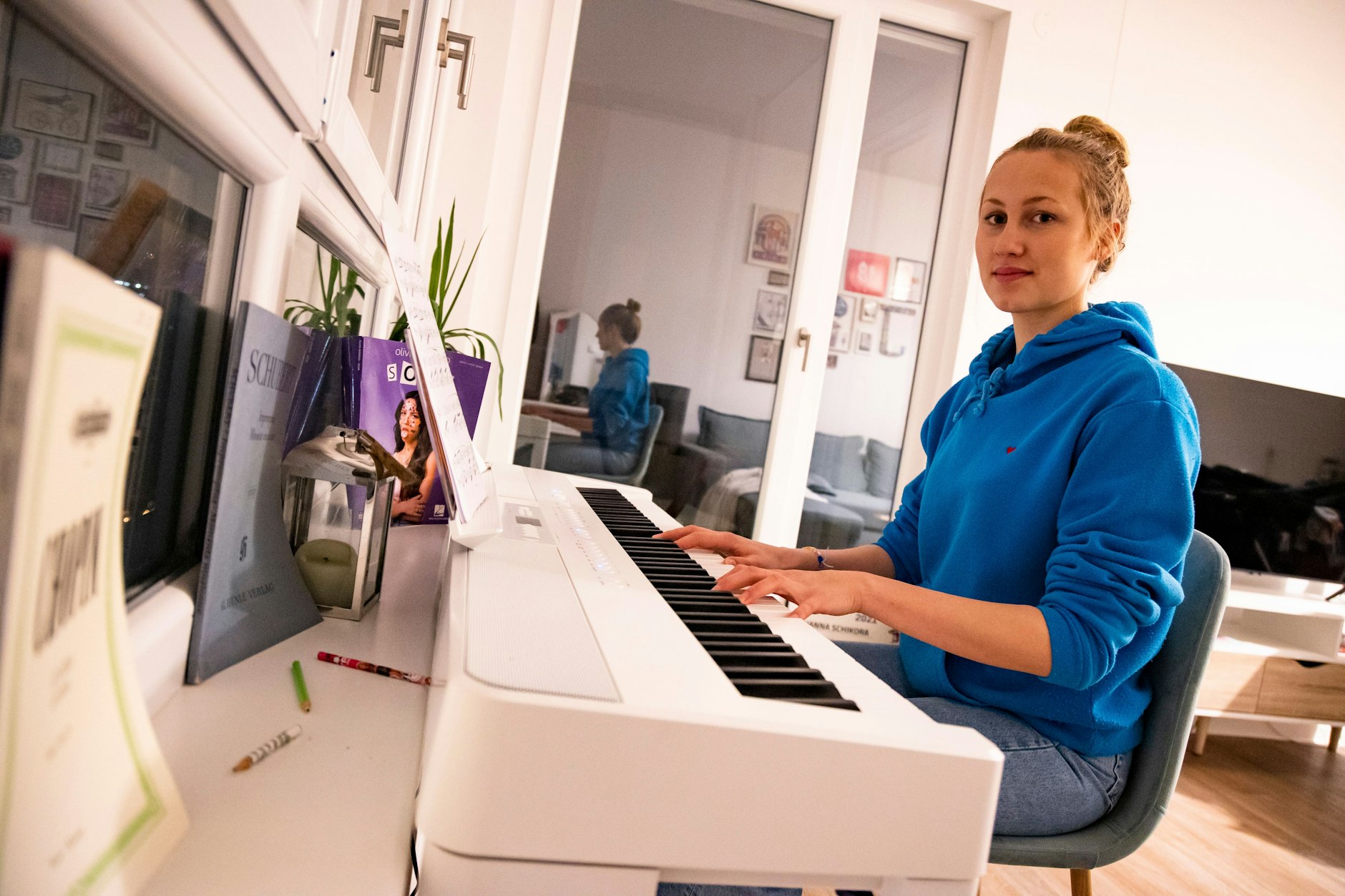 Kurze Pause: Johanna Schikora zu Hause am Klavier