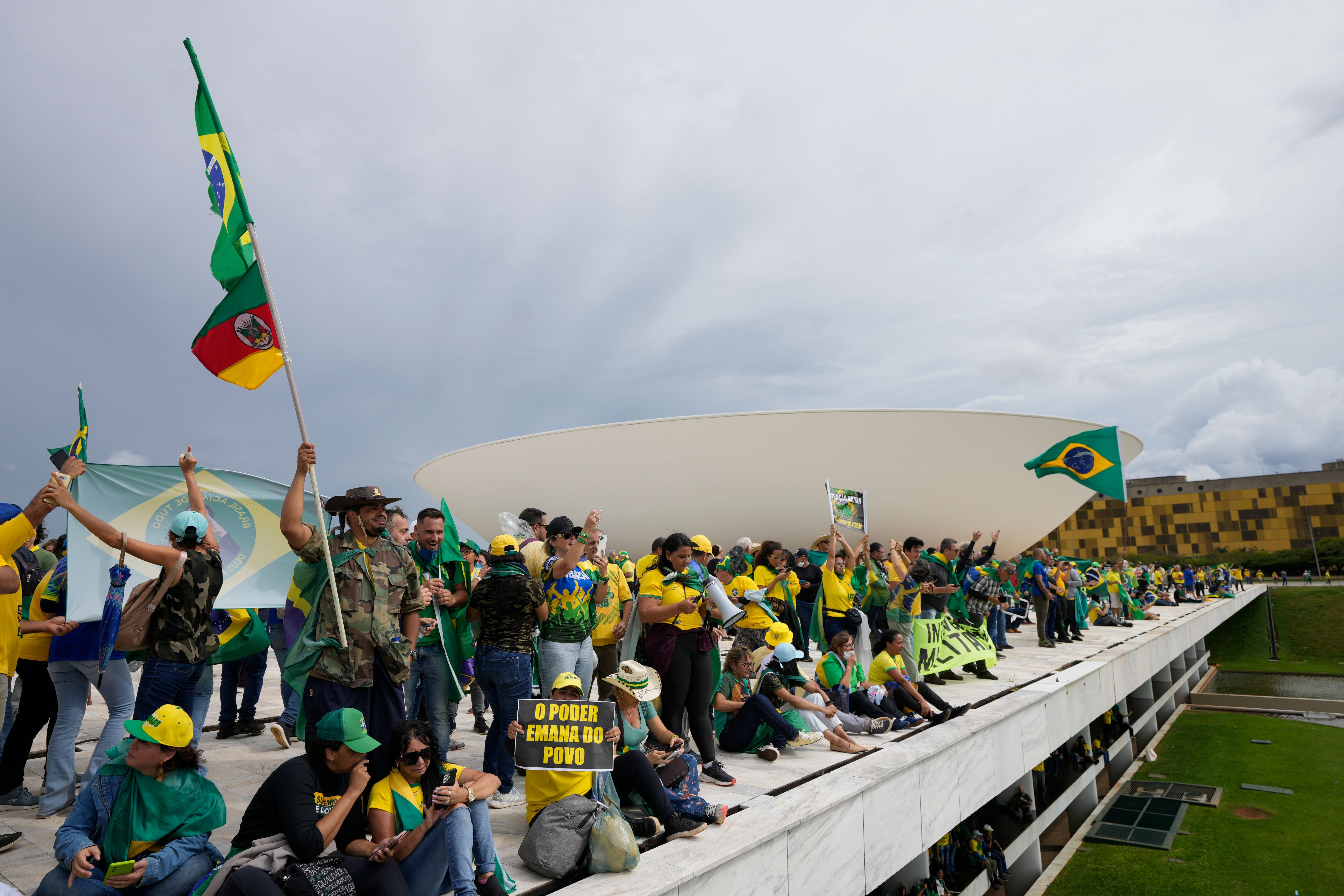 Brasilien: Gewaltsamer Protest – Bolsonaro-Anhänger Stürmen Kongress