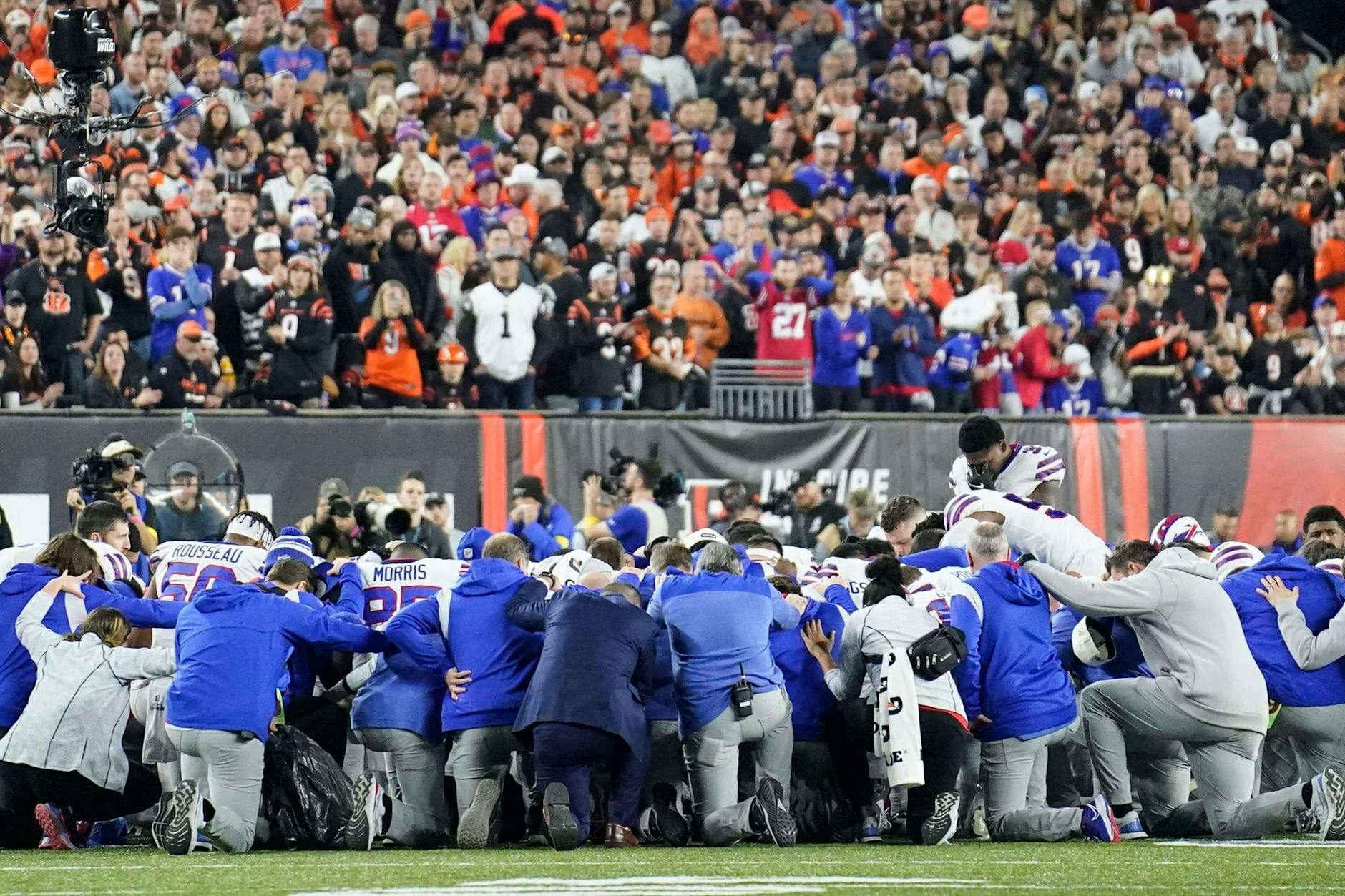 Das Team der Buffalo Bills betet für Damar Hamlin.