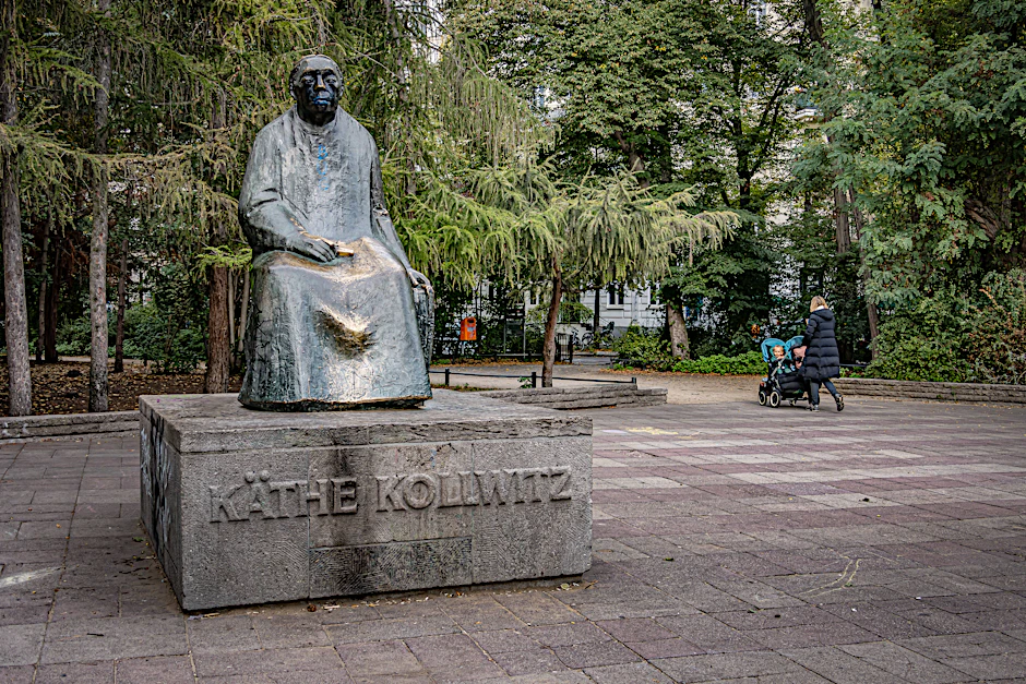 Das Käthe-Kollwitz-Denkmal auf dem Kollwitzplatz in Prenzlauer Berg