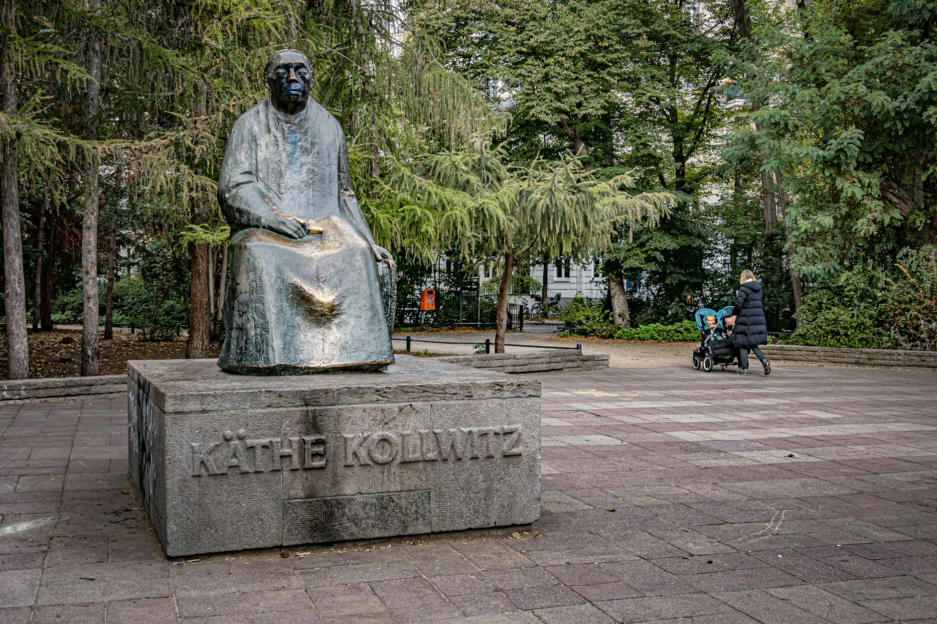 Das Käthe-Kollwitz-Denkmal auf dem Kollwitzplatz in Prenzlauer Berg