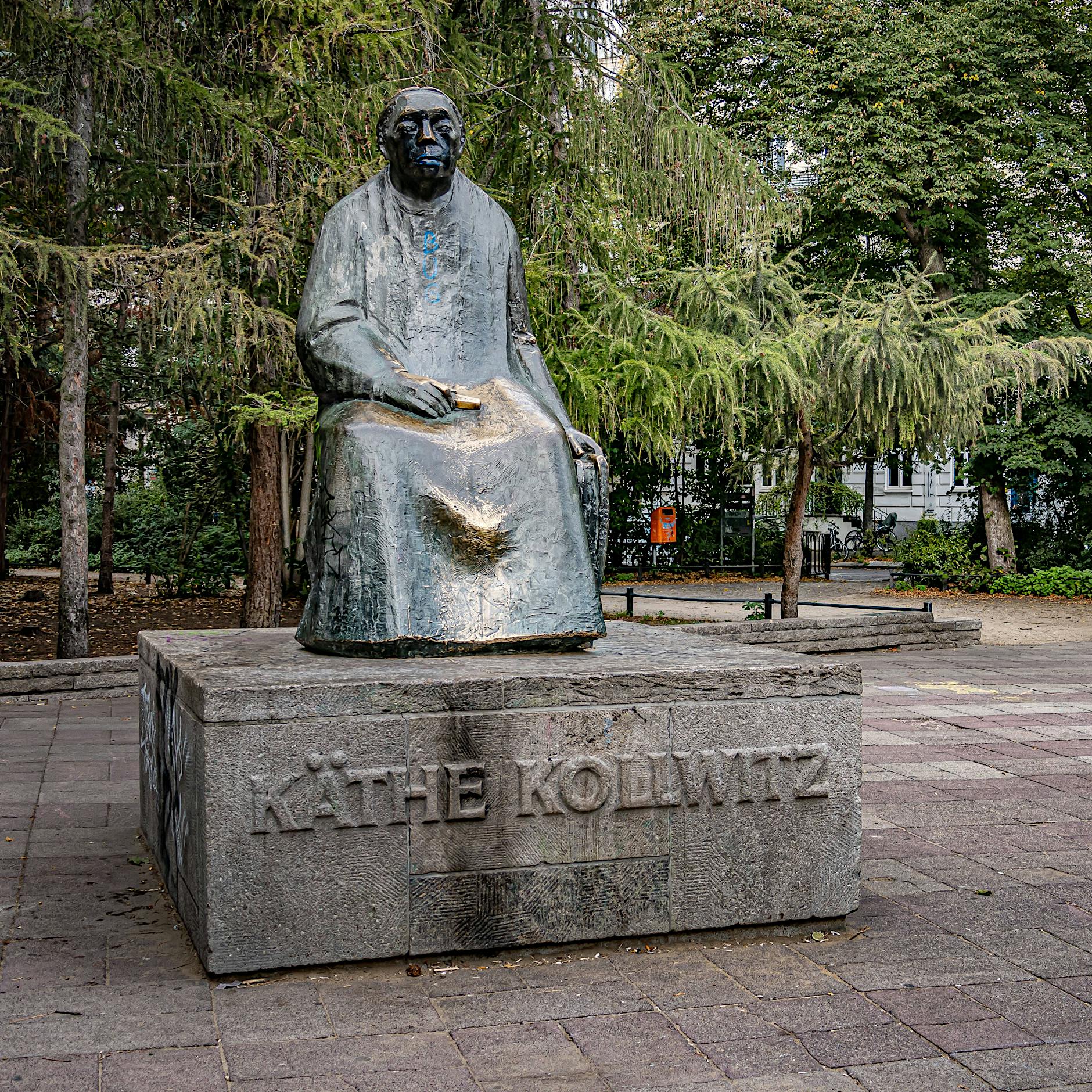 Raus an die frische Luft: Käthe-Kollwitz-Plastik zieht um und wird saniert