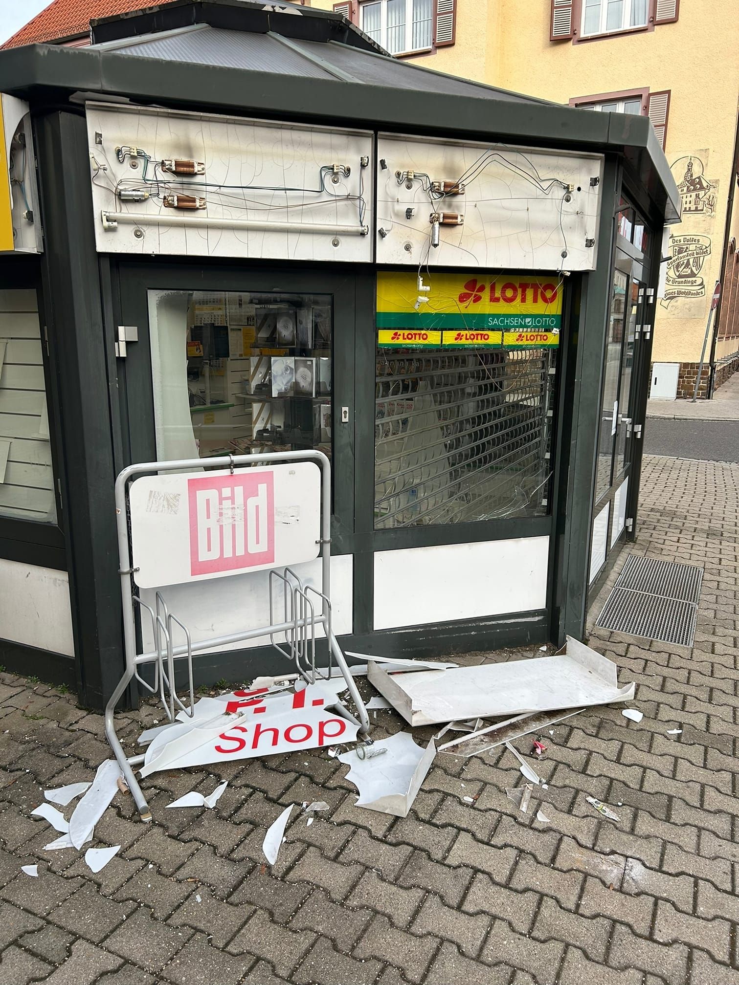 Sachsens Polizei sucht Silvester-Randalierer: Sie beschossen das Rathaus und riefen „Sieg heil“