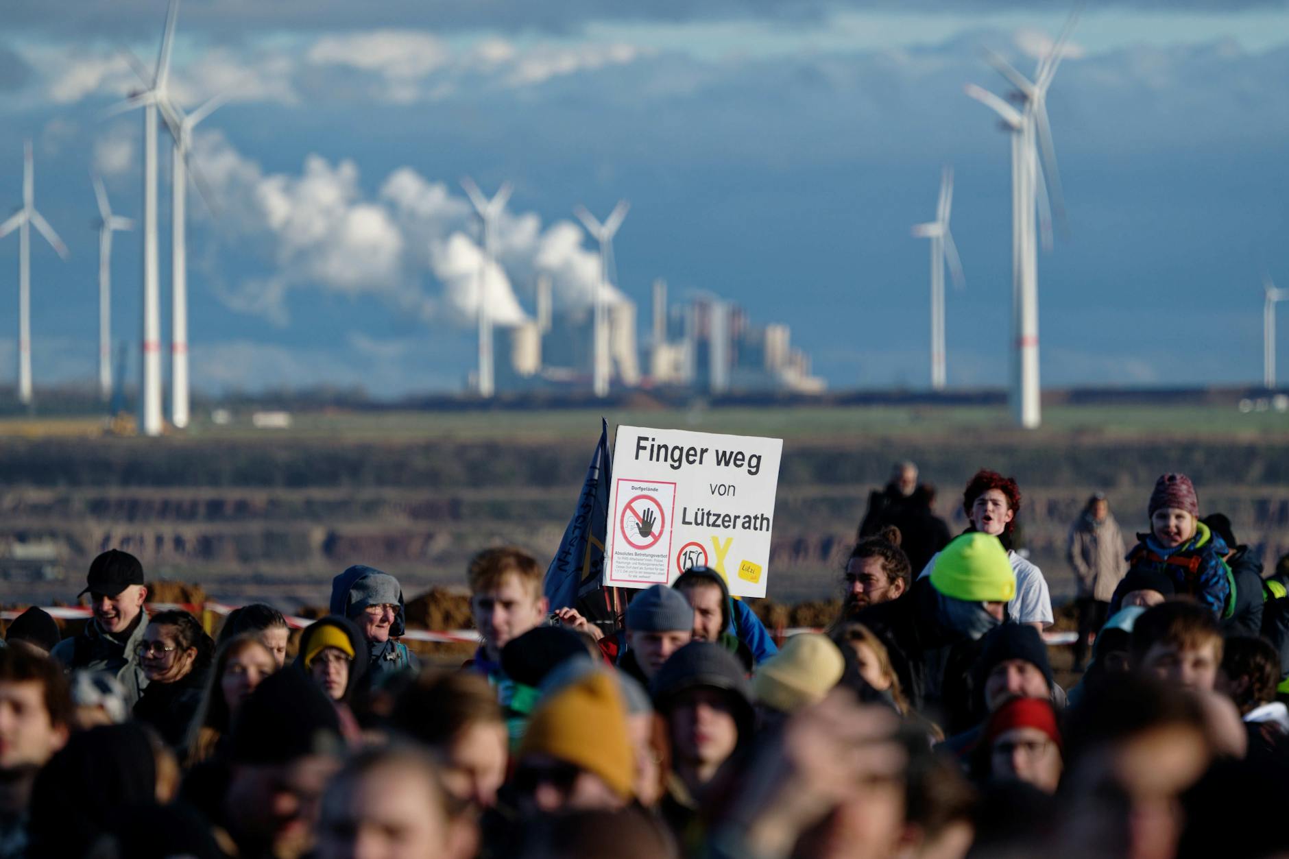 Demonstranten haben sich am Rande des rheinischen Braunkohletagebaus versammelt. 