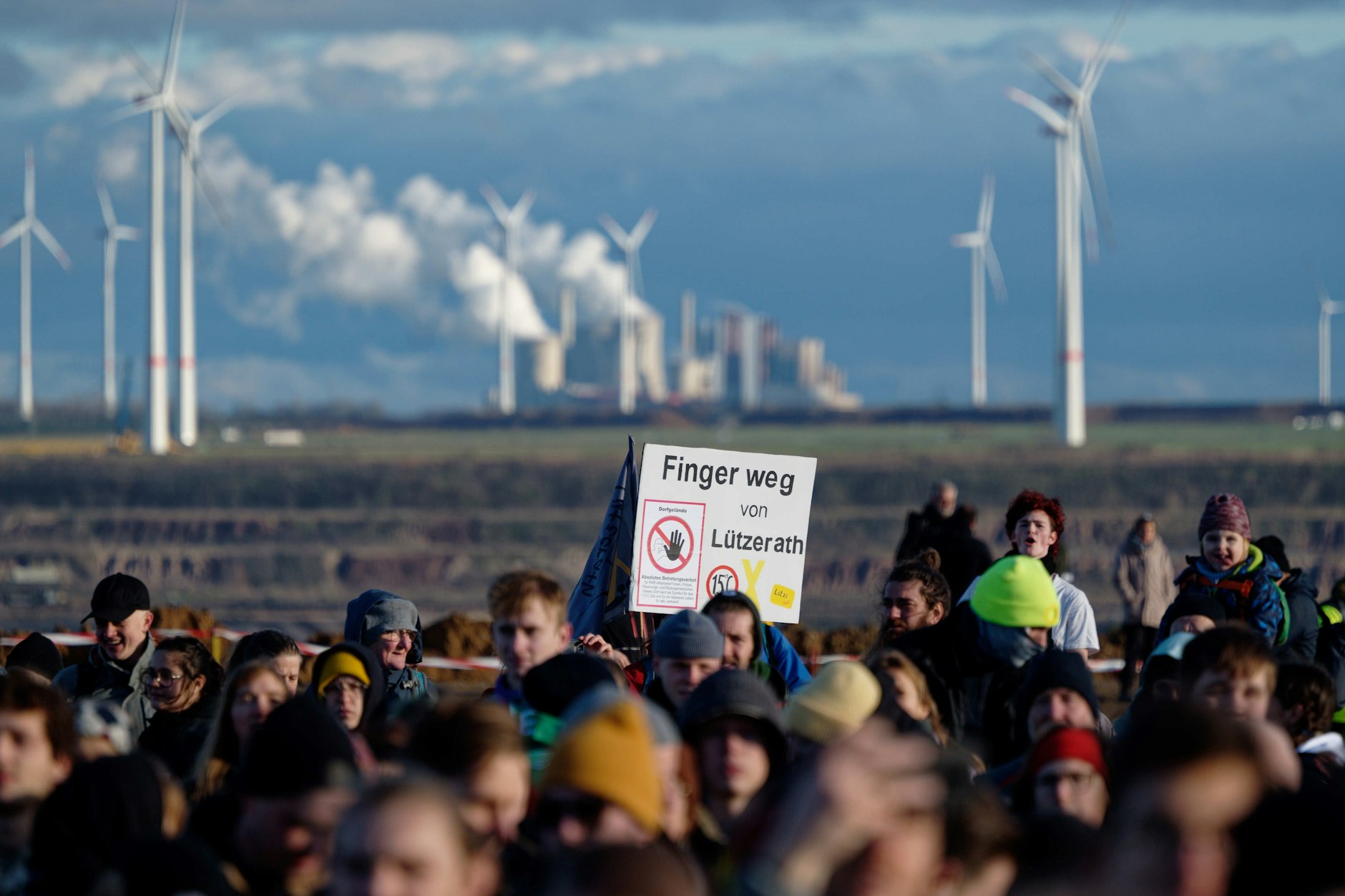 Demonstranten haben sich am Rande des rheinischen Braunkohletagebaus versammelt.&nbsp;