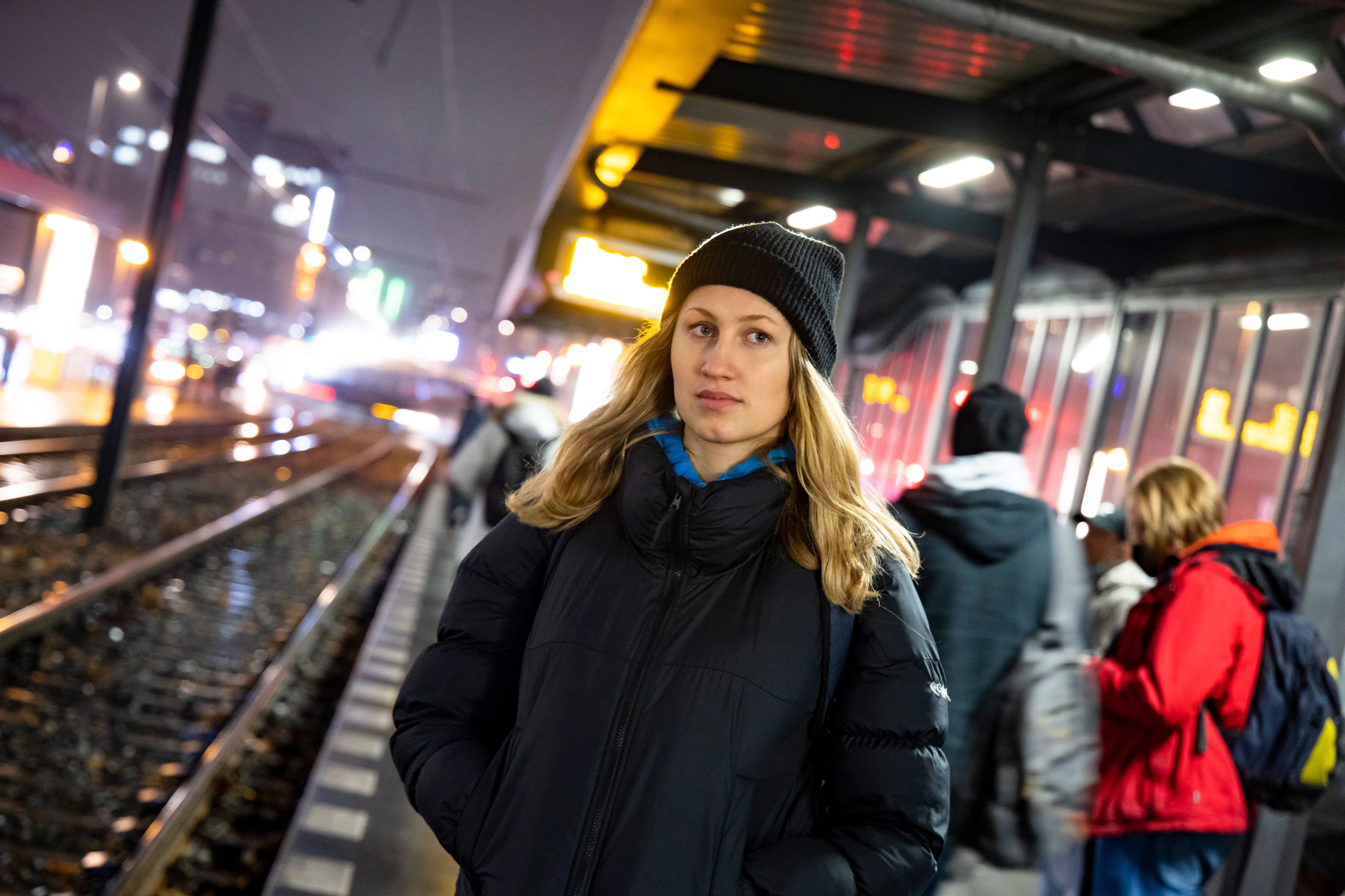 Immer im Bewegung: Johanna Schikora steigt an der Landsberger Allee von der S-Bahn in die Tram.