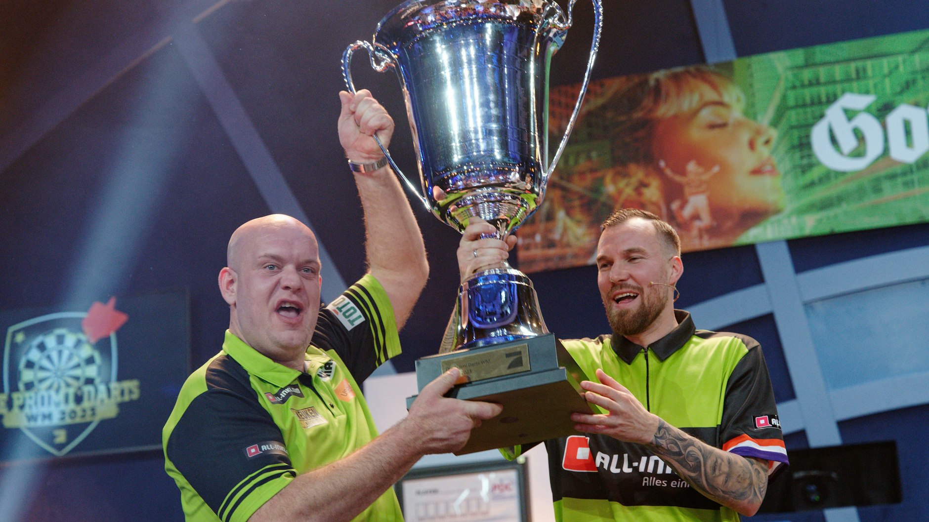 Kevin Großkreutz und Michael van Gerwen holten sich den Titel bei der Promi-Darts-WM.