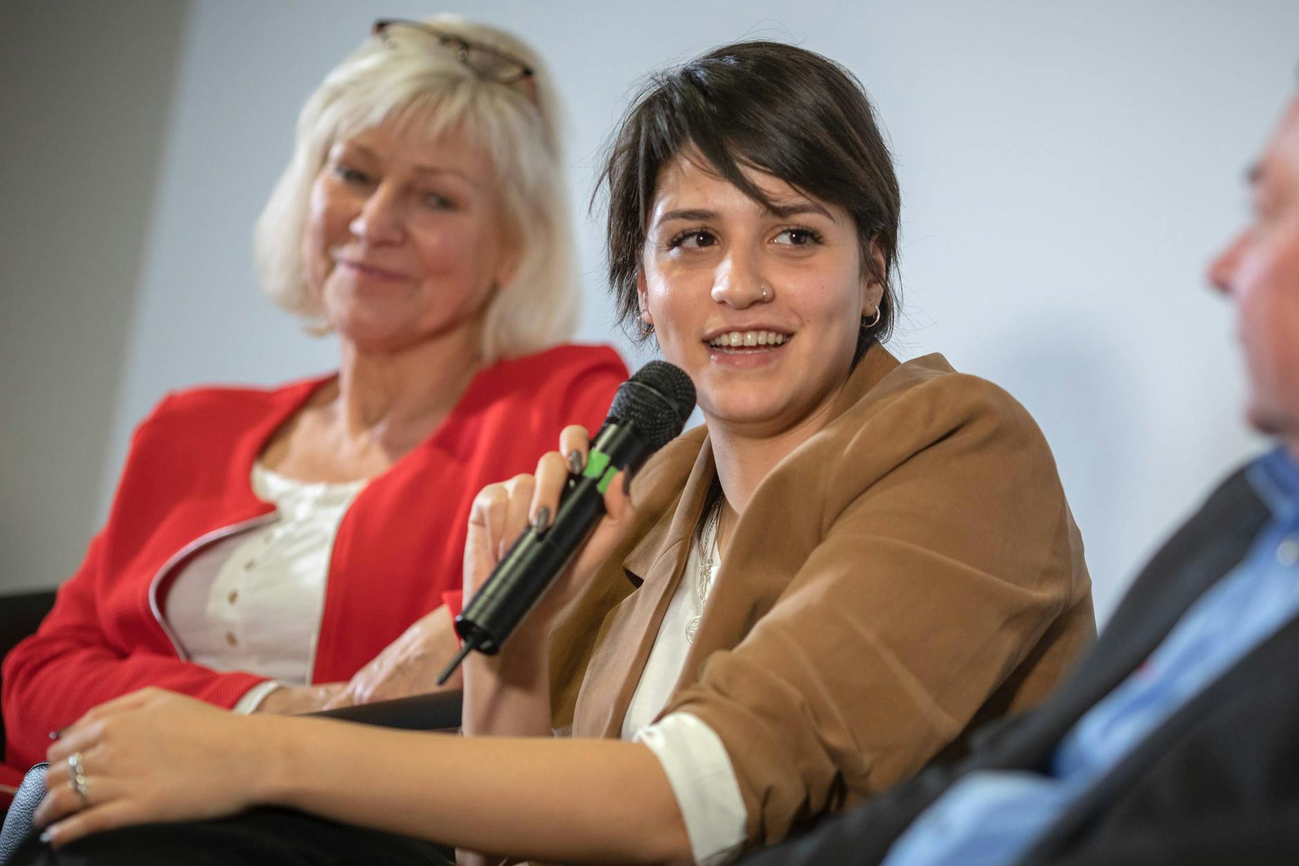 Sara Mardini 2019 bei einer Podiumsdiskussion zur Seenotrettung. Die Geschichte von ihr und ihrer Schwester Yusra wurde kürzlich von Netflix verfilmt.