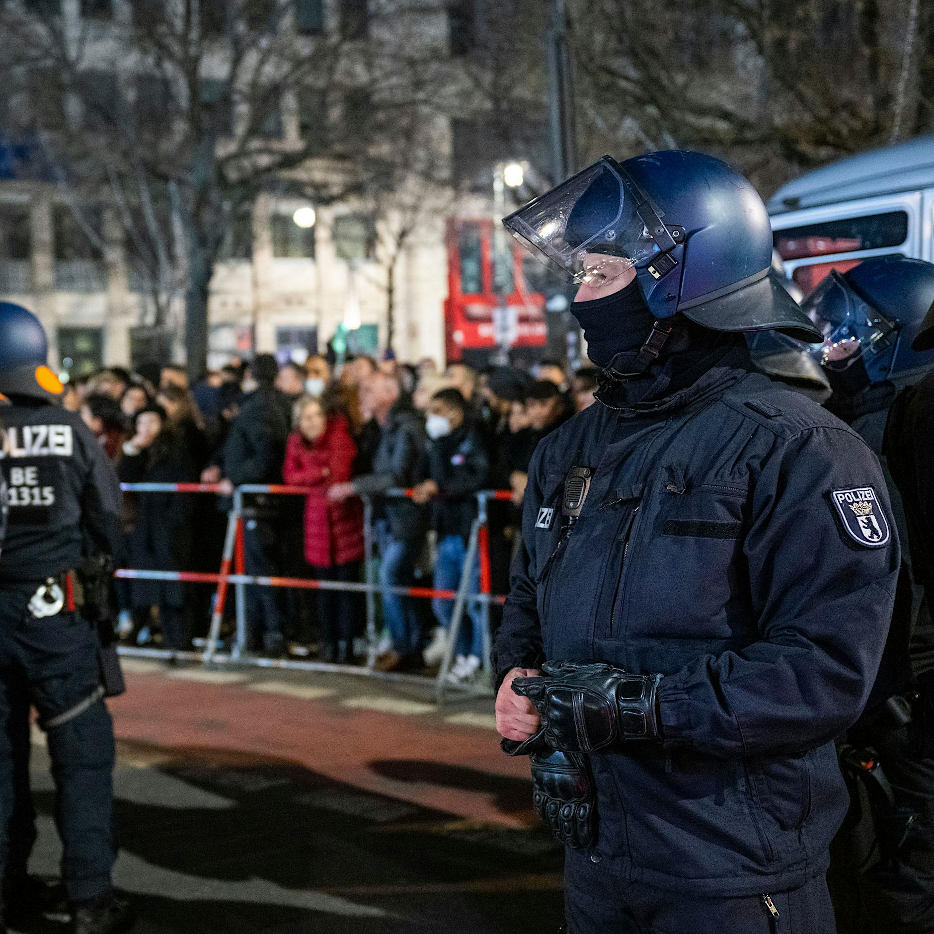 „Bürger:innen“ und „Westasiaten“: Slowik erklärt die Sprach-Empfehlungen der Berliner Polizei