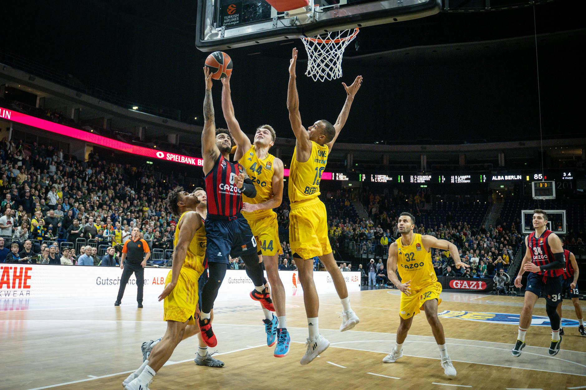 Entscheidung unter dem eigenen Korb: Ben Lammers (3.v.l.) sicherte Alba Berlin gegen Baskonia mit einem Block den Sieg.