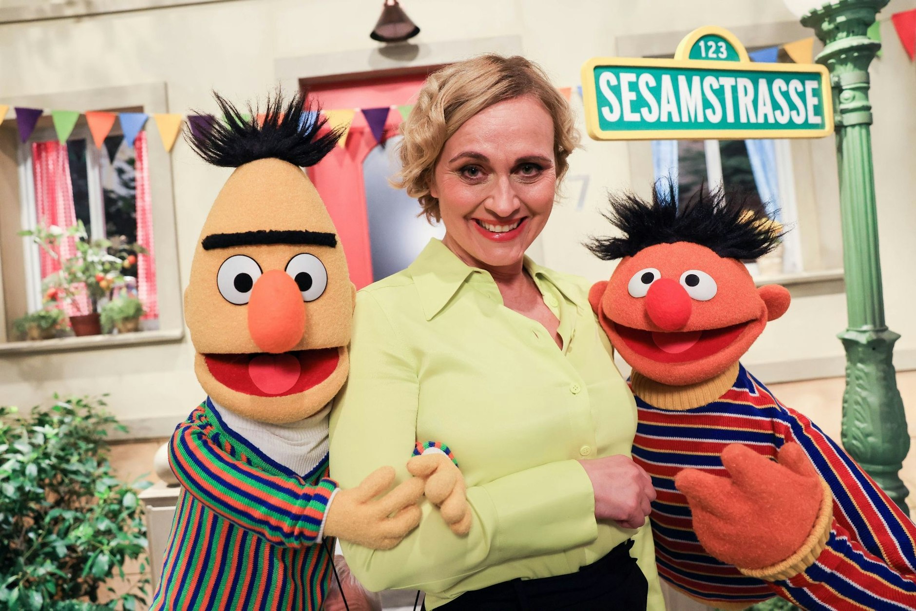 ARCHIV - Caren Miosga, Moderatorin der ARD-"Tagesthemen", und die Figuren Ernie (r) und Bert bei Dreharbeiten am Studio-Set der «Sesamstraße».  