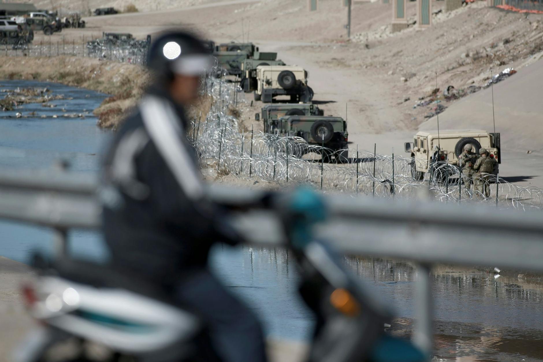 US-Militärfahrzeuge patrouillieren an der US-mexikanischen Grenze bei Ciudad Juarez (Mexiko).